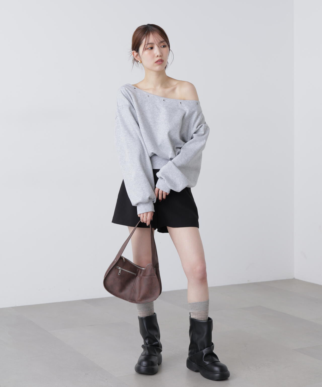 ハトメオフショルスウェット