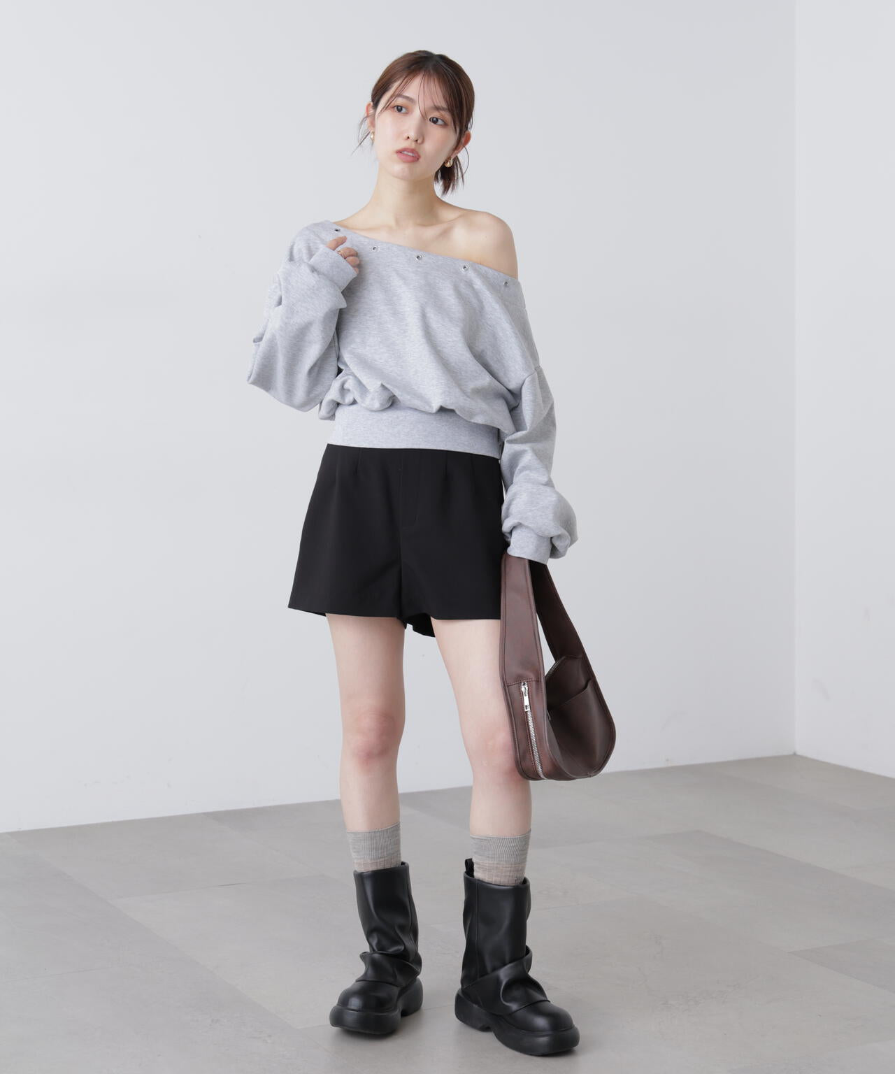 ハトメオフショルスウェット