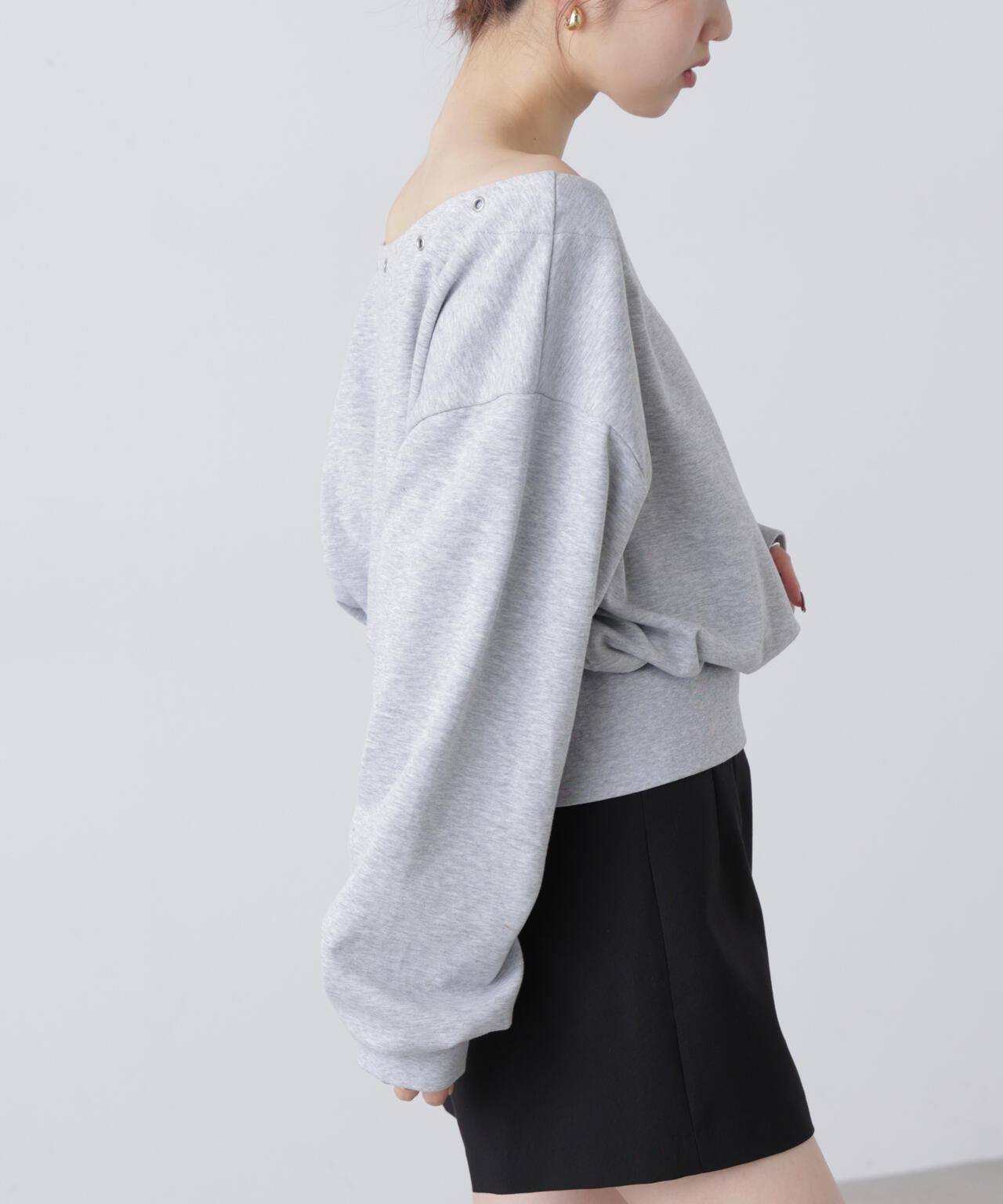 ハトメオフショルスウェット