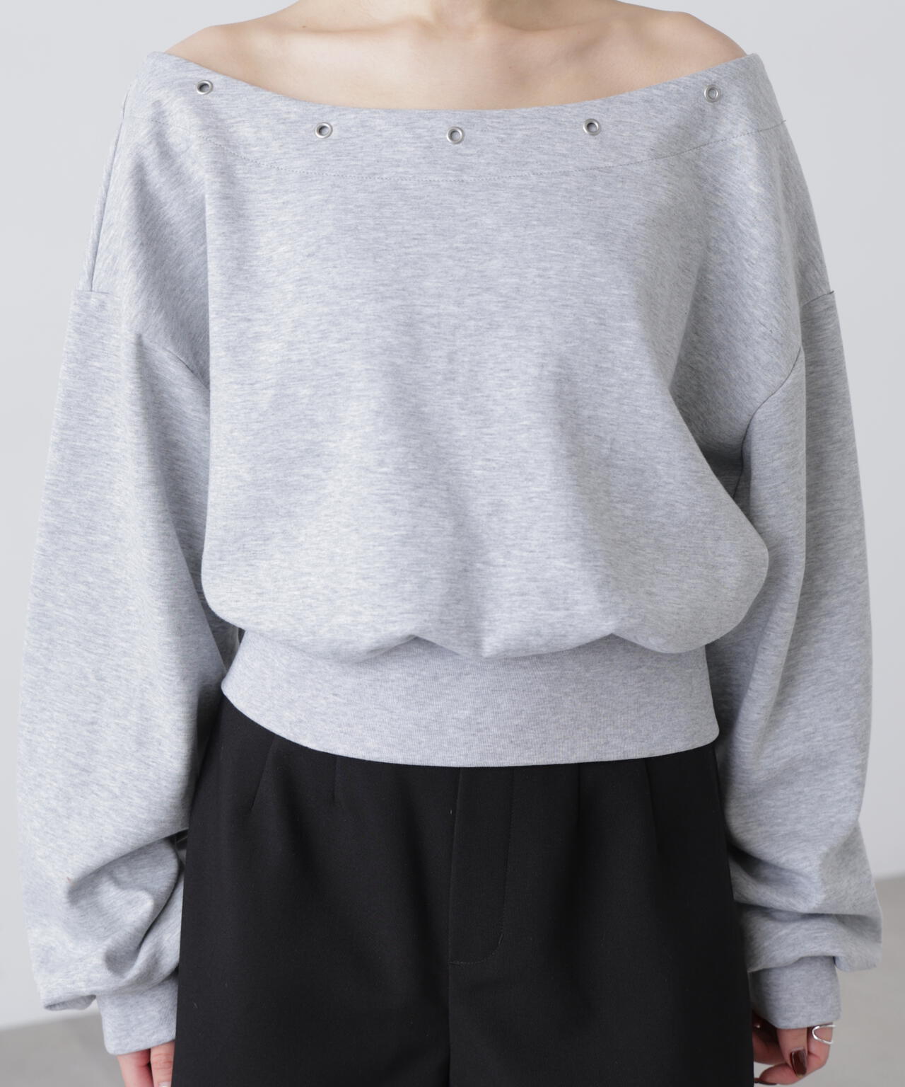 ハトメオフショルスウェット