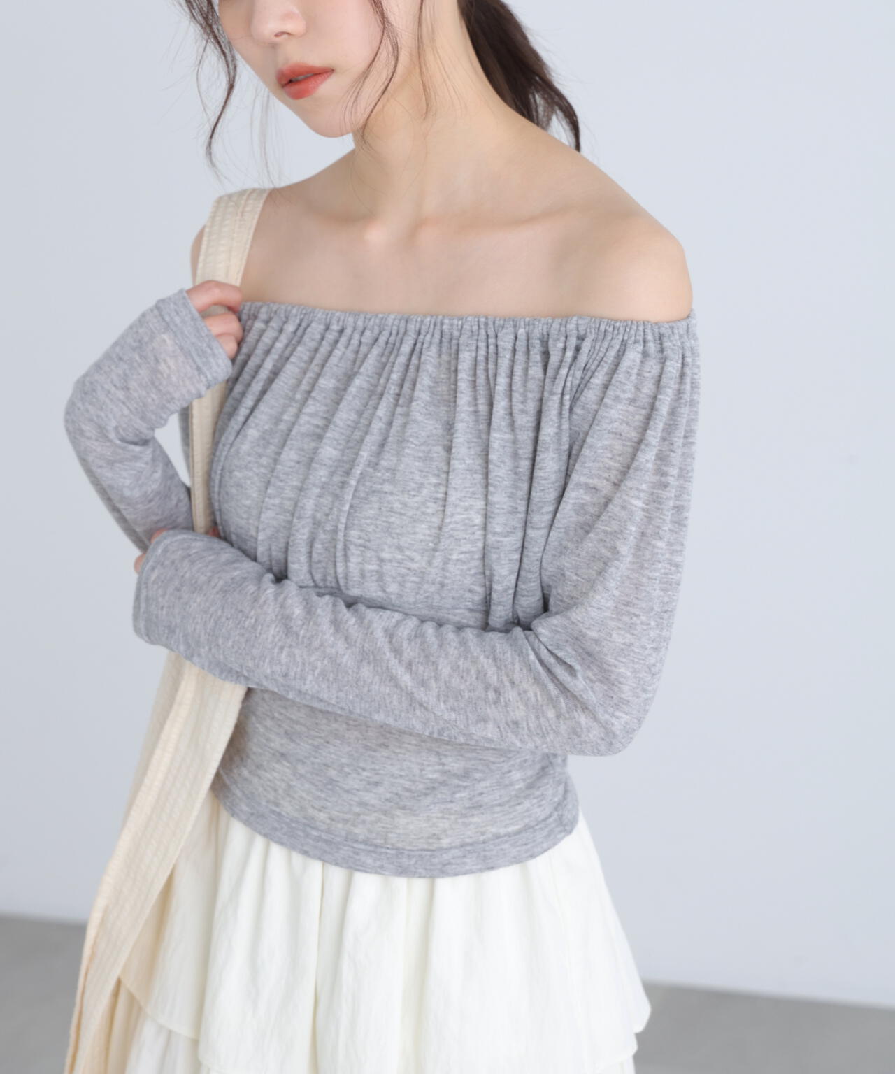 オフショルシアーギャザーカットソー