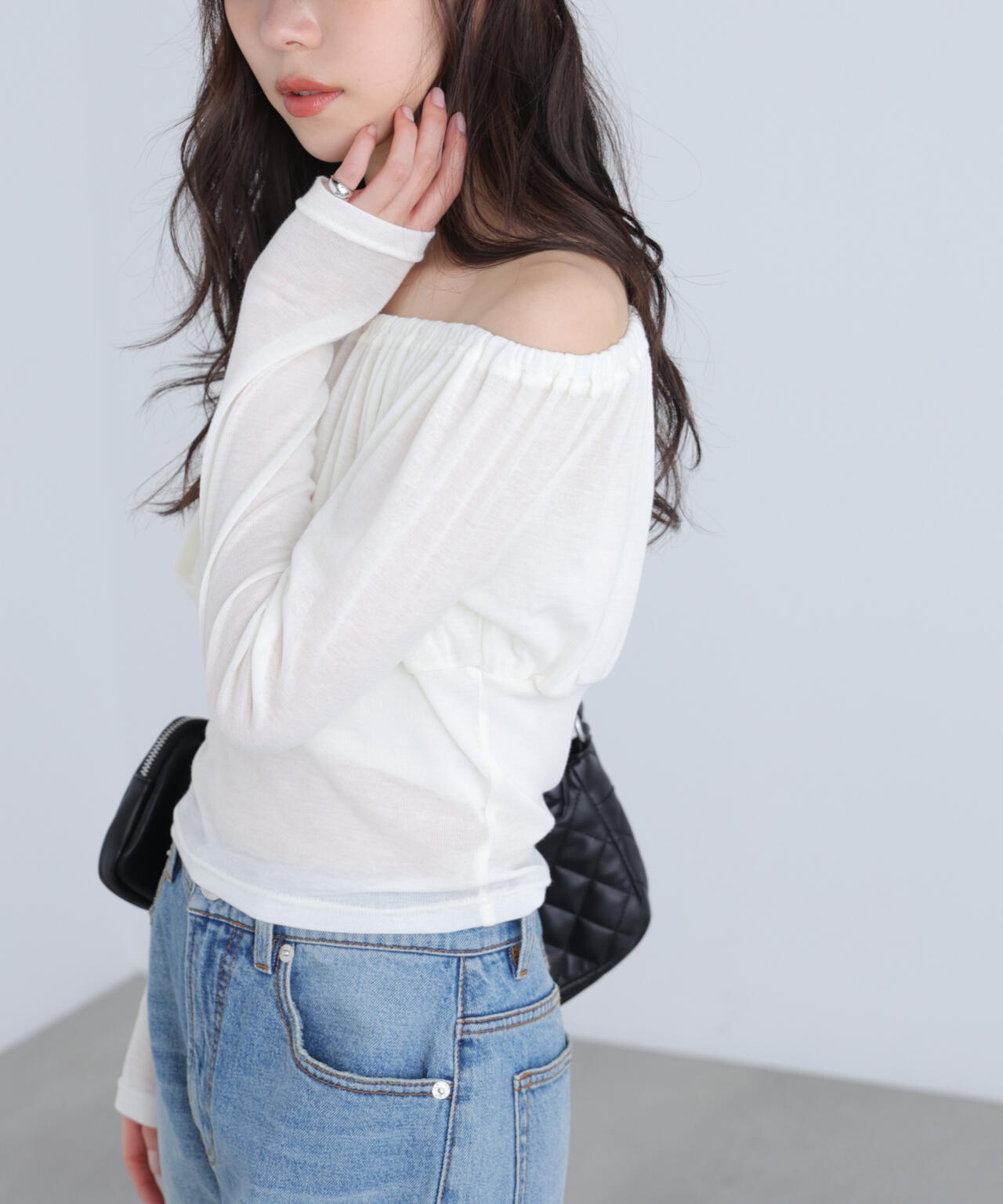 オフショルシアーギャザーカットソー