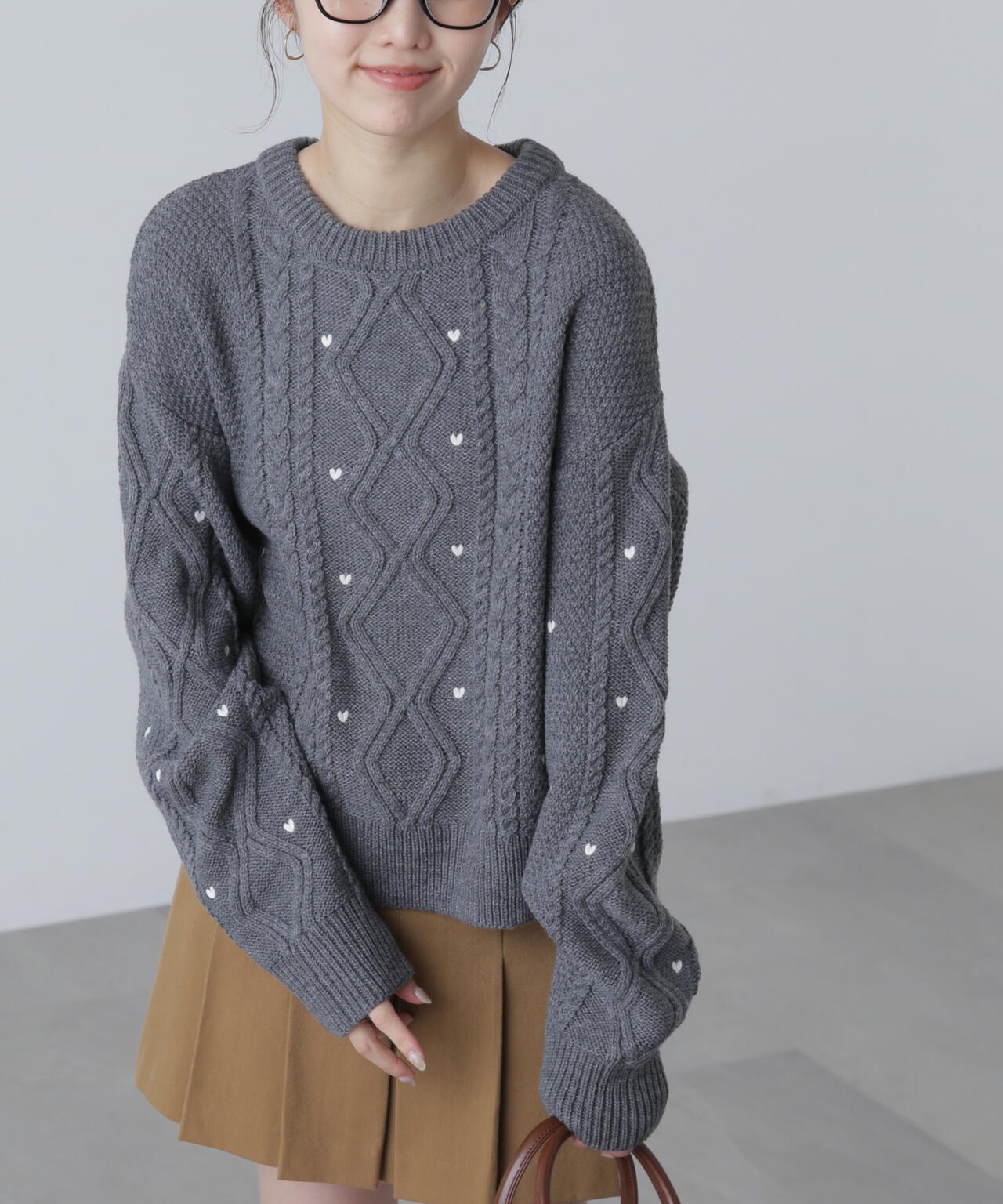 【オフ・レッド 追加生産予約】ハート刺繍ケーブルニット