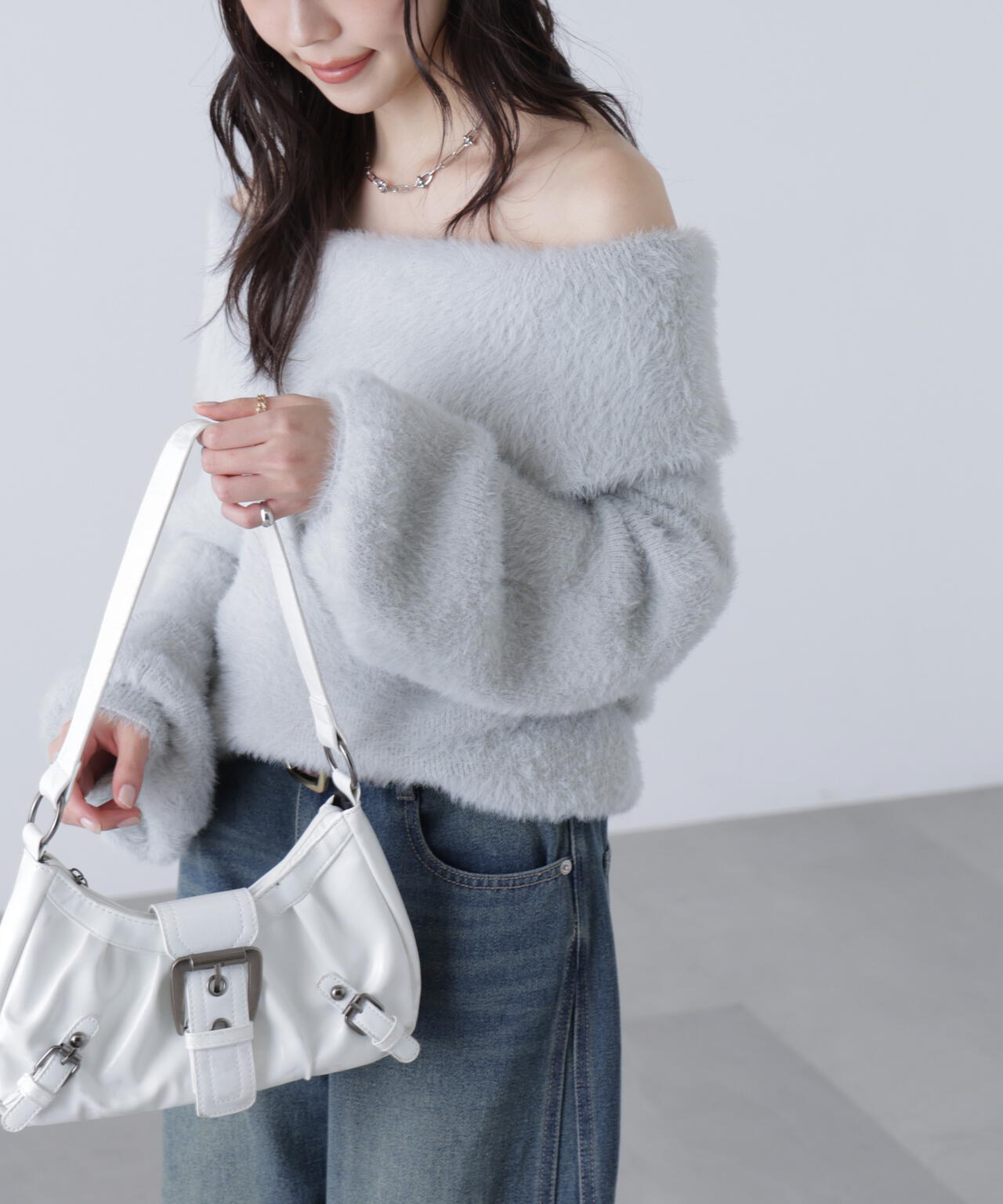 オフショルシャギーニット