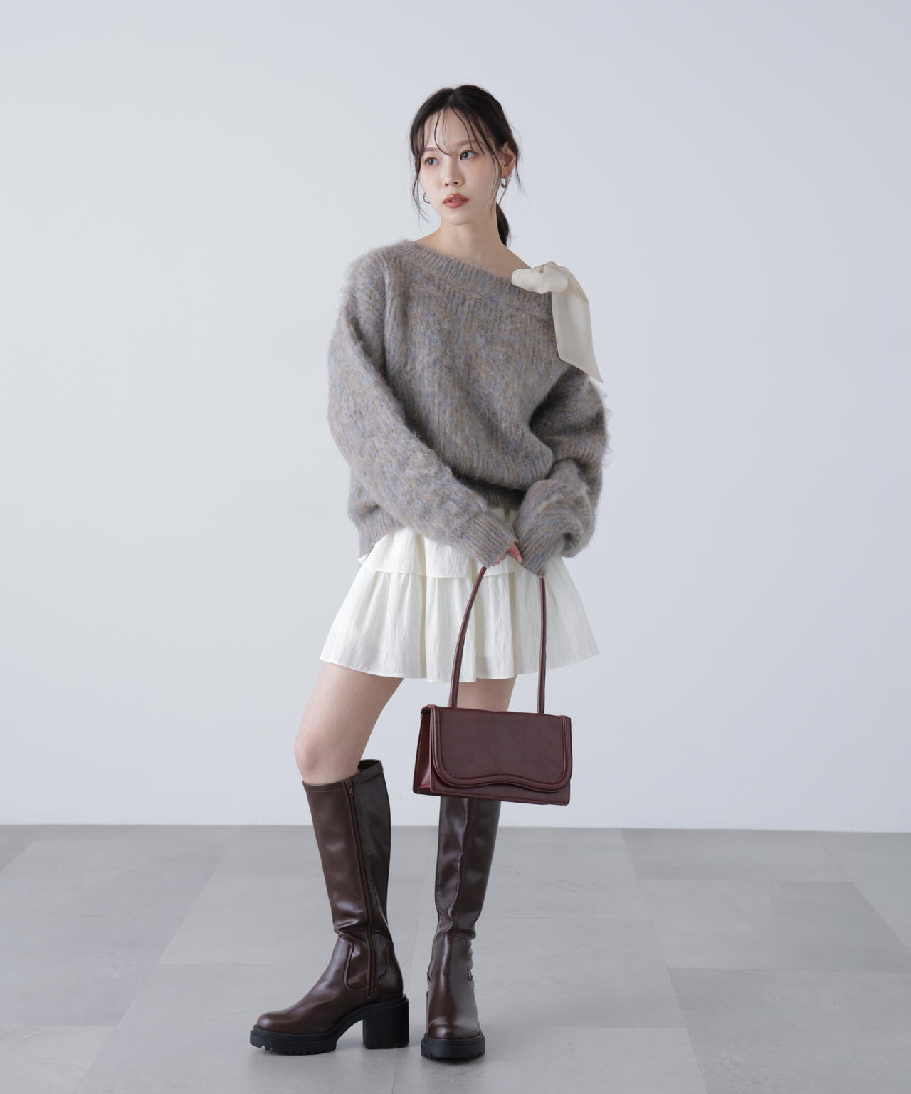 値下げ 極美品 春ニット YUKI SHIMANE オフショルダーリボン ニット SNIDEL（スナイデル）の「【WEB限定】オフショルダーリボンニット