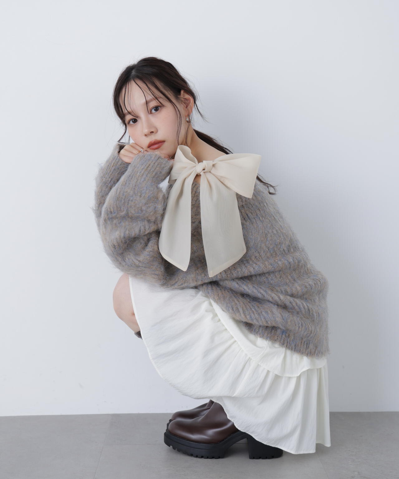 値下げ 極美品 春ニット YUKI SHIMANE オフショルダーリボン ニット SNIDEL（スナイデル）の「【WEB限定】オフショルダーリボンニット