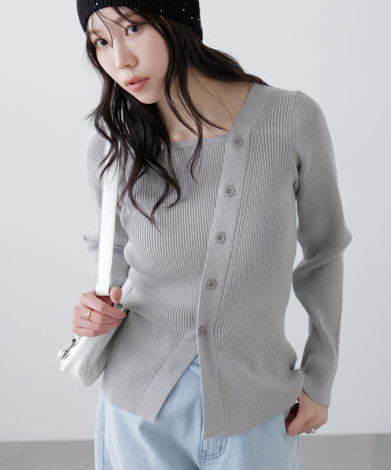 アシメボタンリブニット