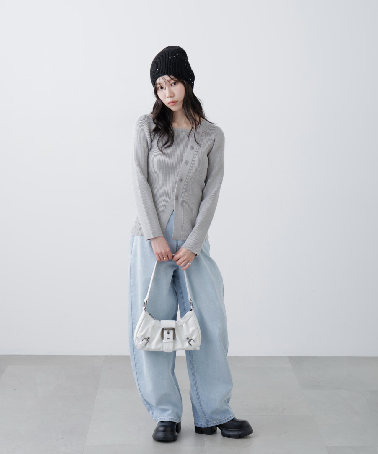 アシメボタンリブニット