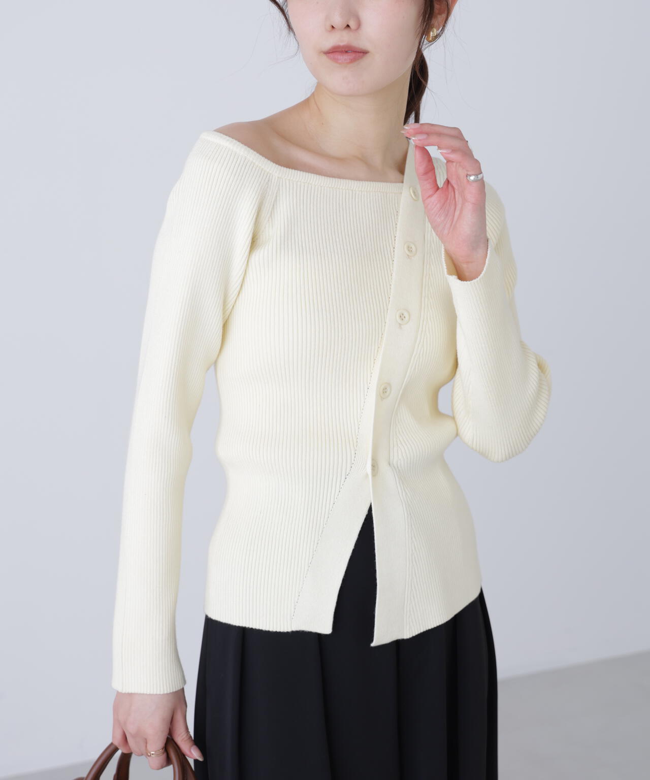 アシメボタンリブニット