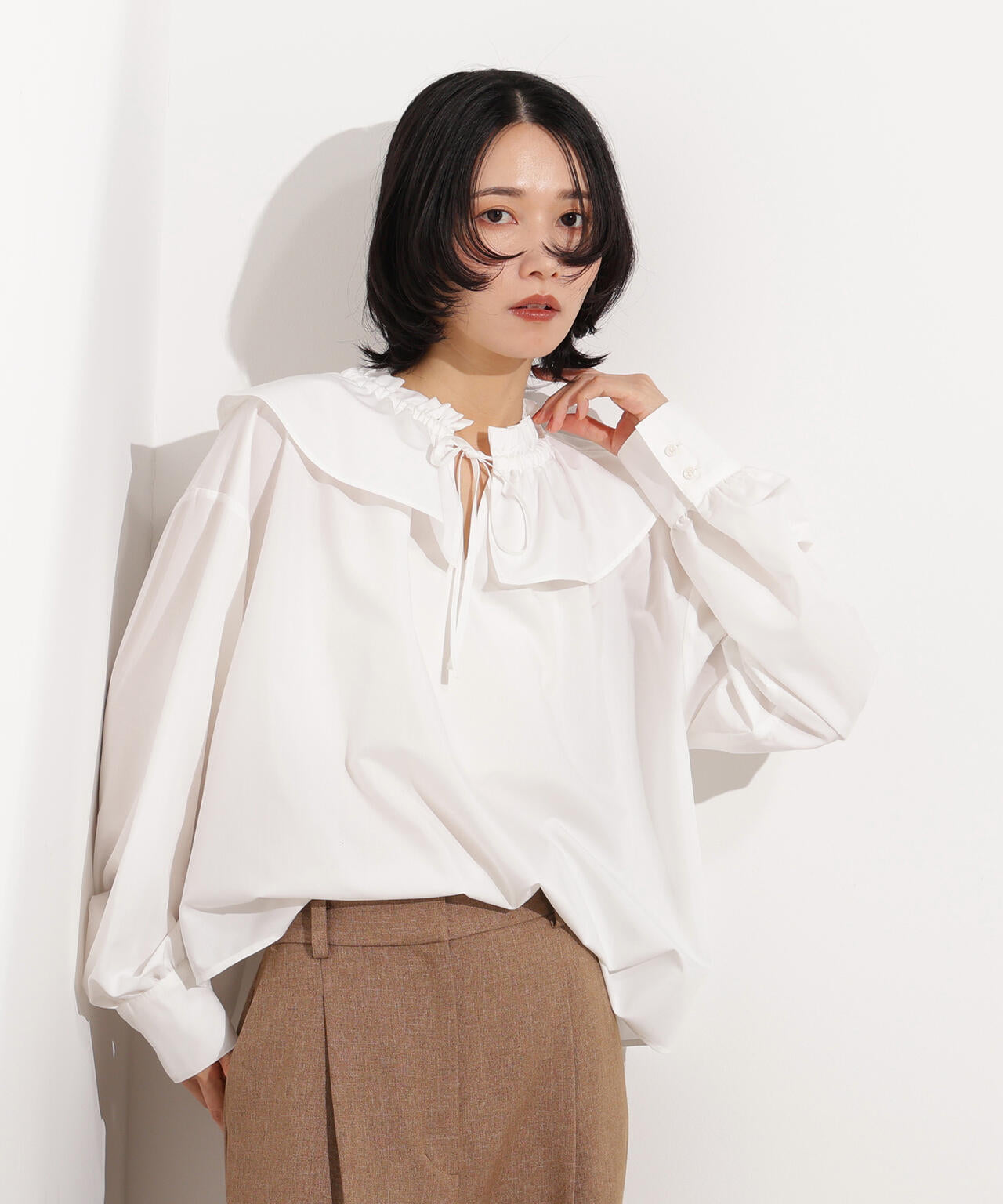 ダブルフリルネックブラウス