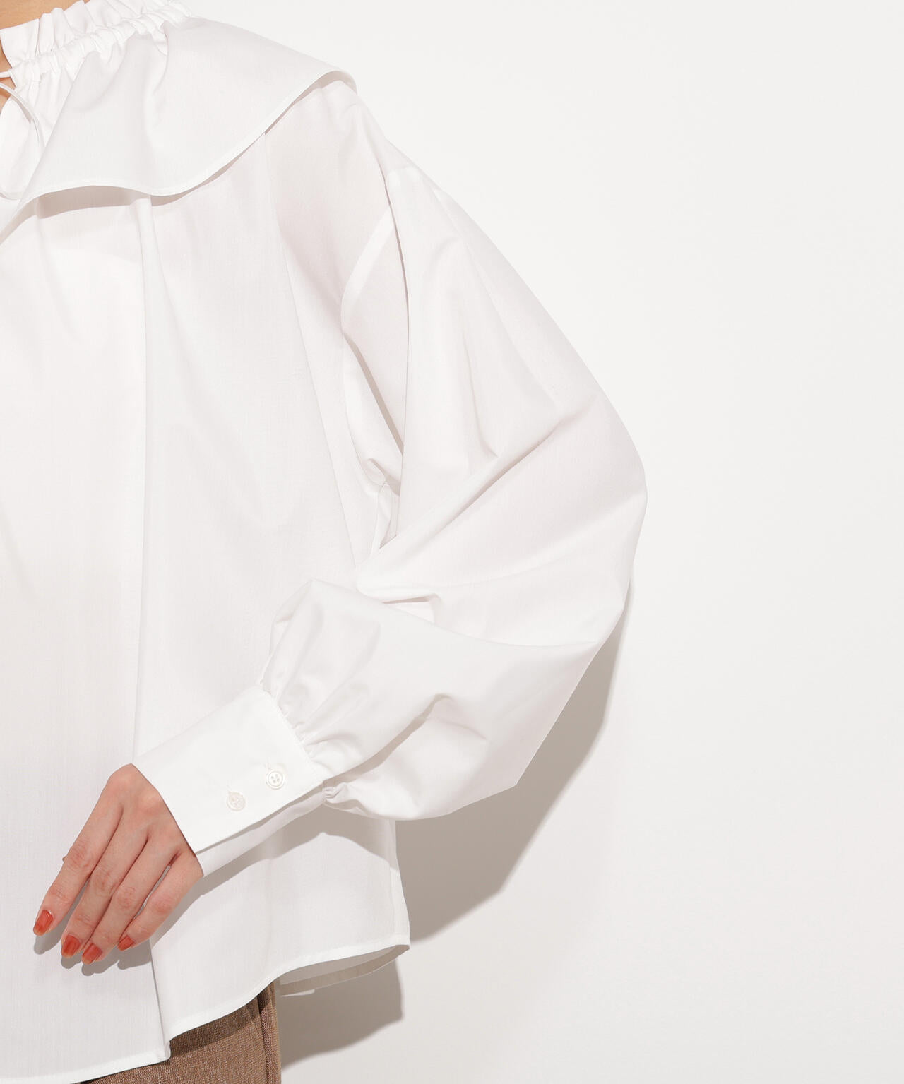 ダブルフリルネックブラウス