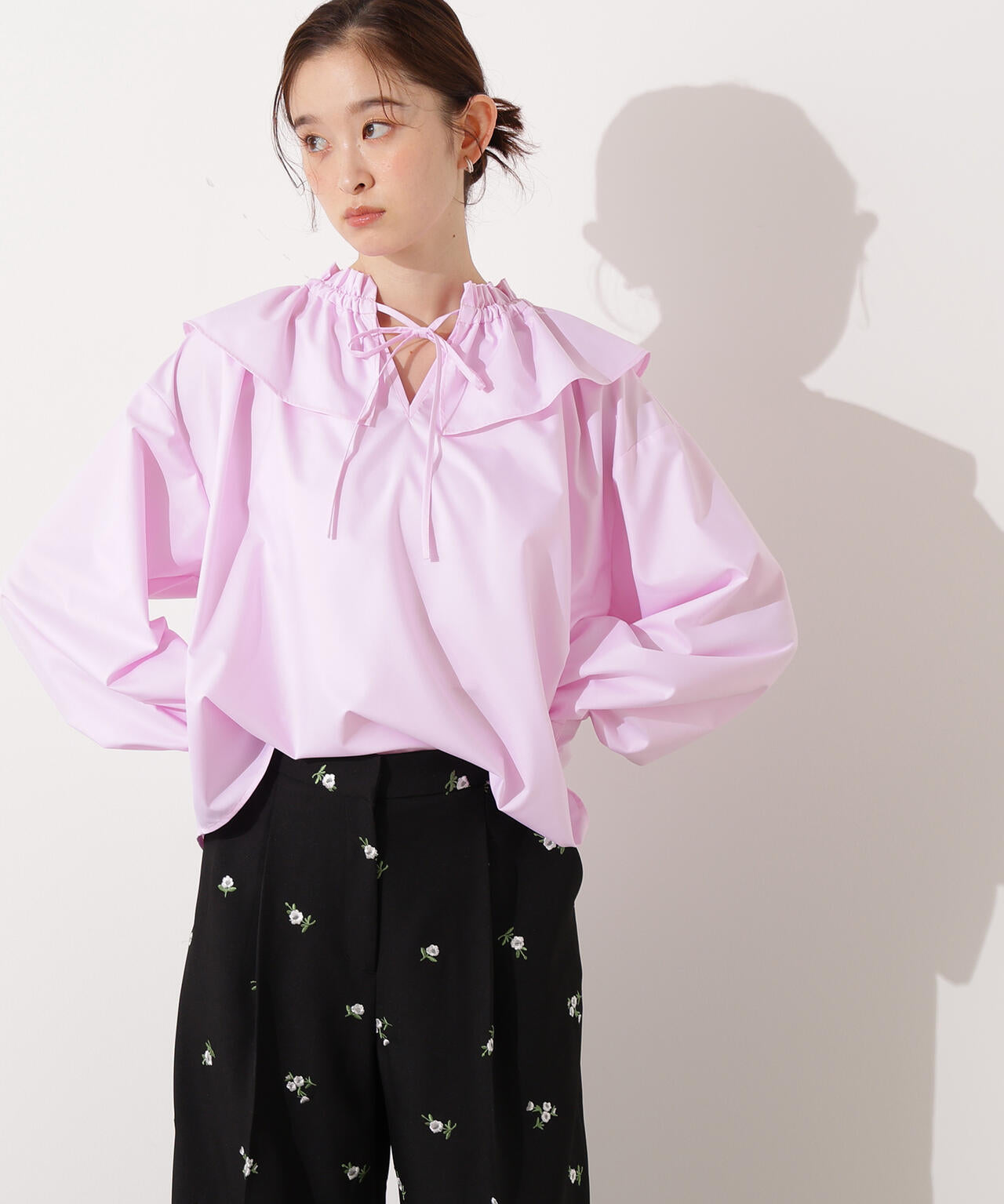 ダブルフリルネックブラウス