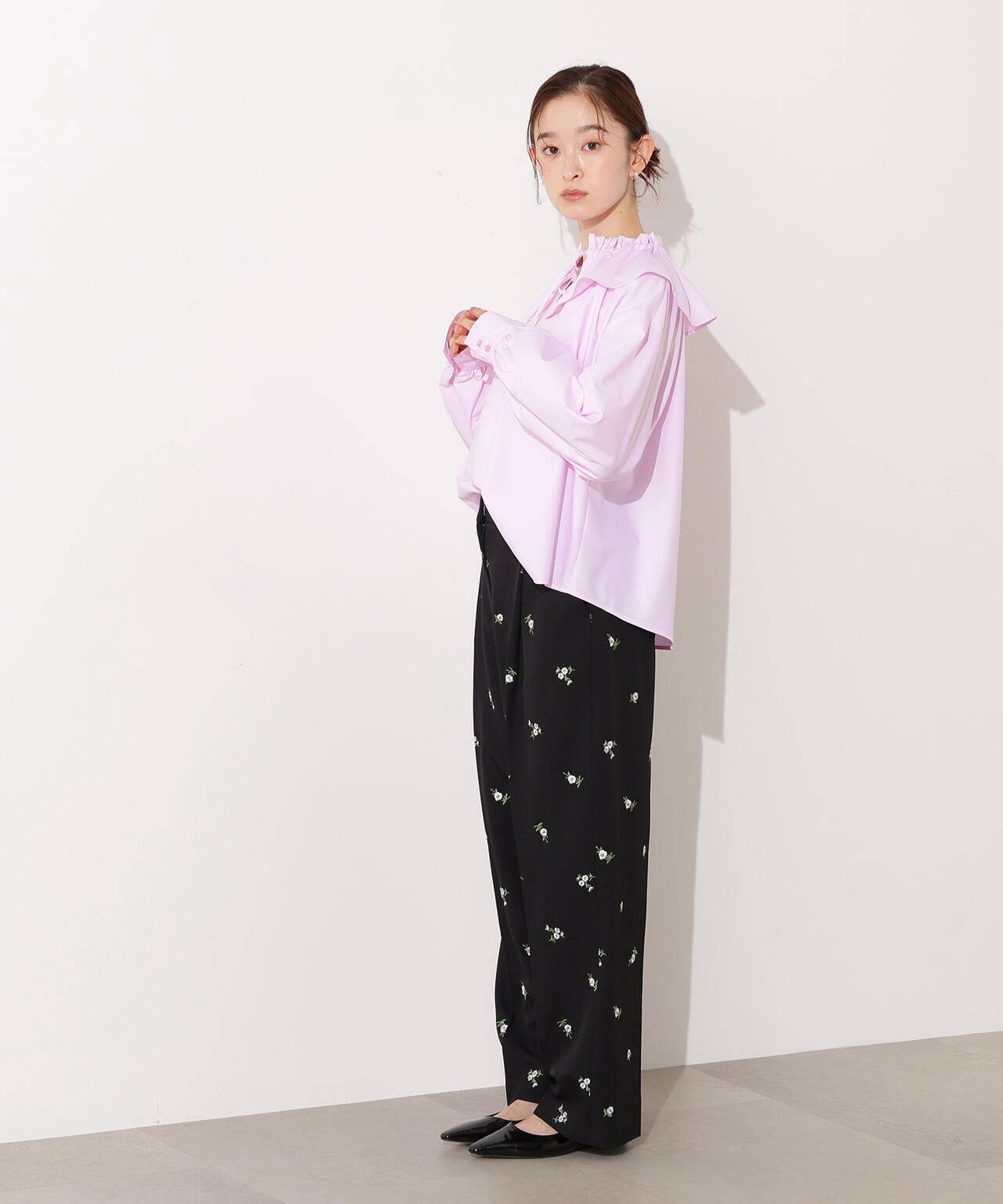 ダブルフリルネックブラウス