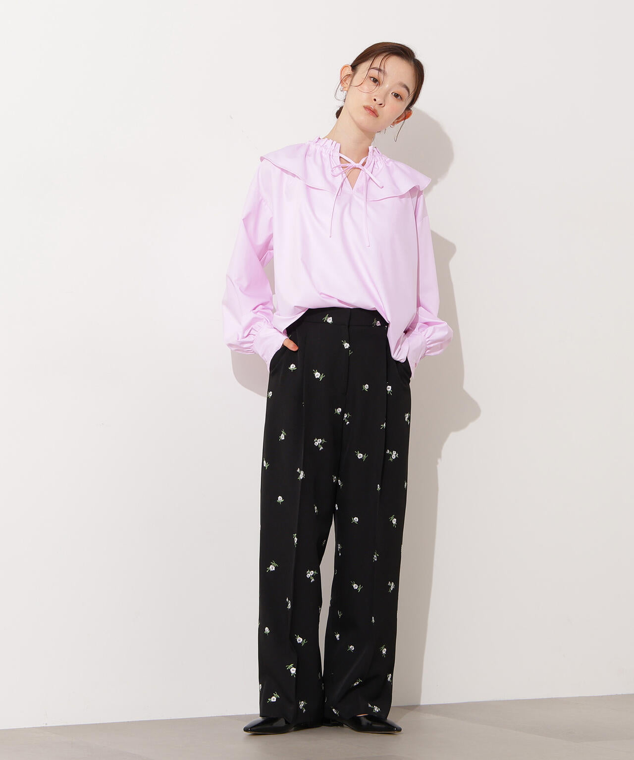 ダブルフリルネックブラウス