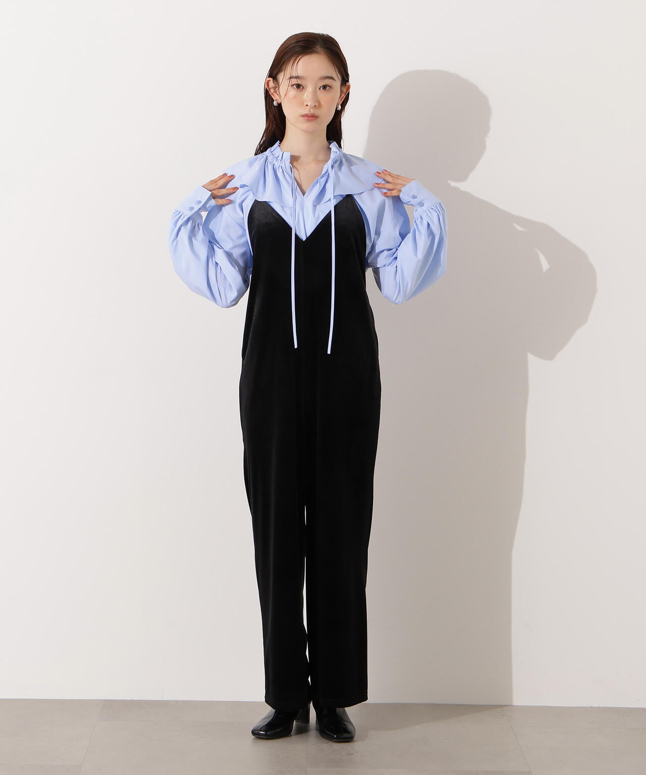 ダブルフリルネックブラウス