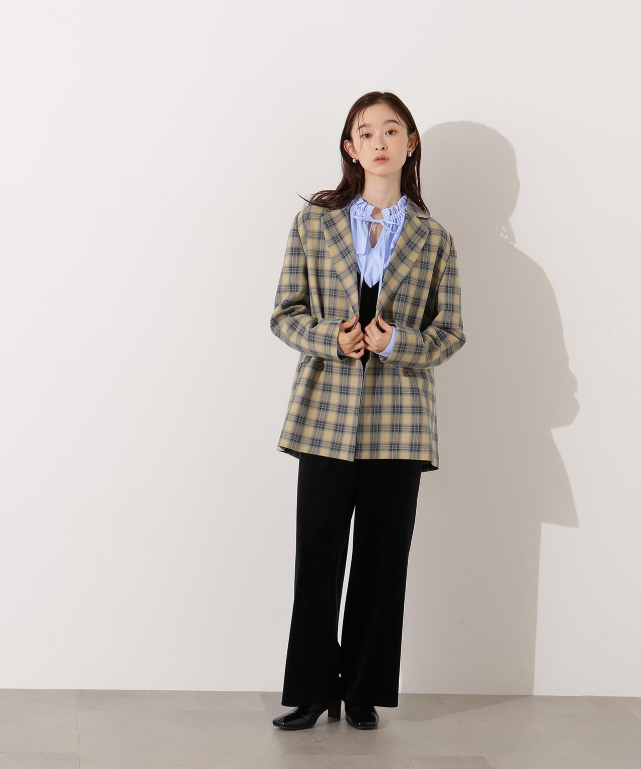 ダブルフリルネックブラウス