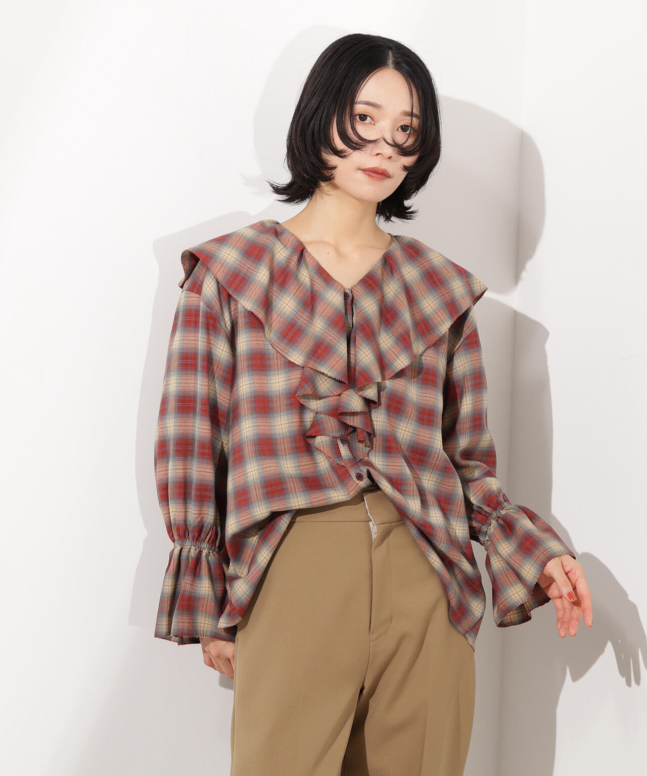 美品 アルアバイル ノーカラー ラッフルカラーチェックブラウス ヨーク 茶系 ジョーゼット調タイラッフルブラウス|allureville OFFICIAL SITE