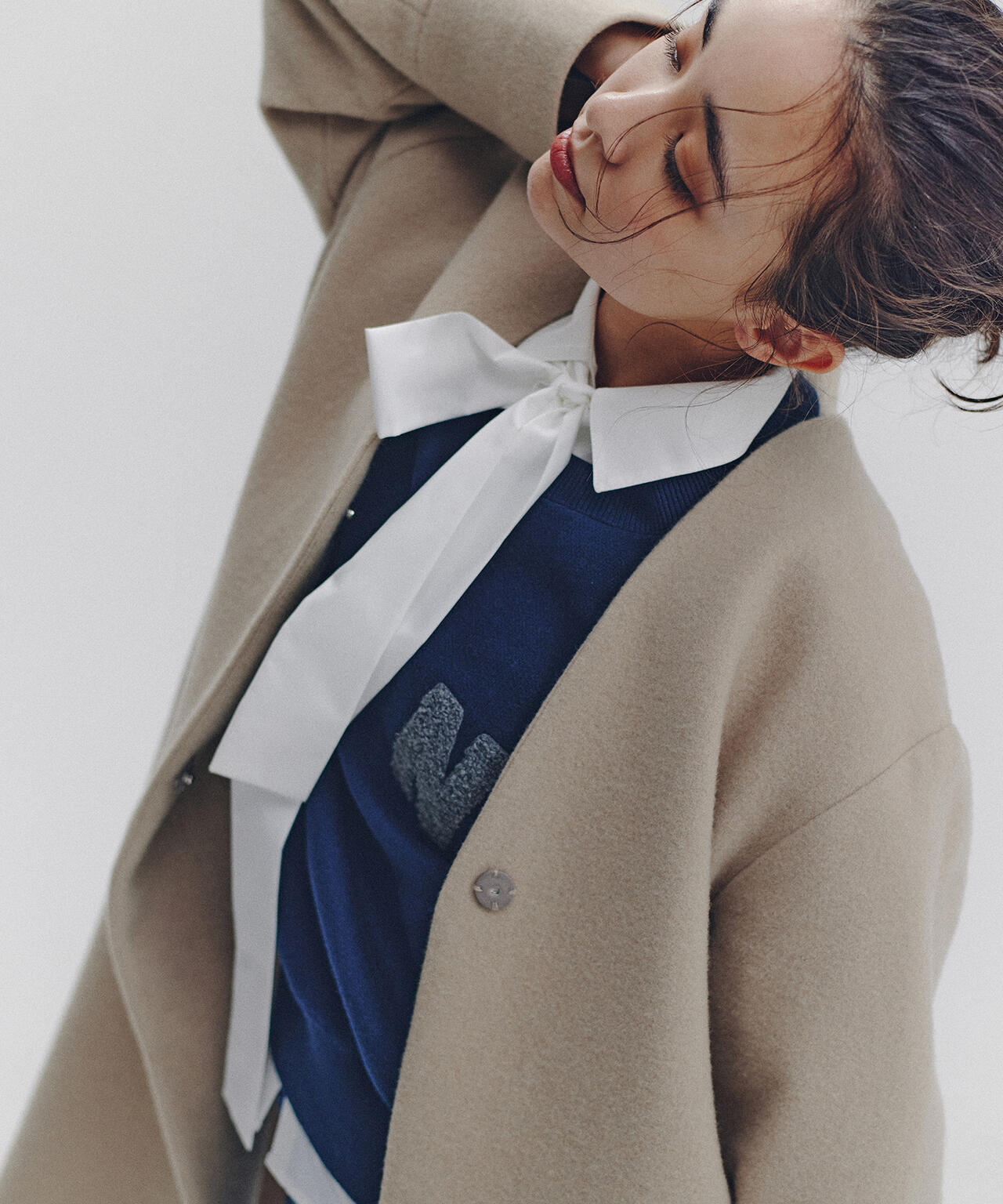 【小室安未さん着用】ゴールドボタン2wayリボンブラウス