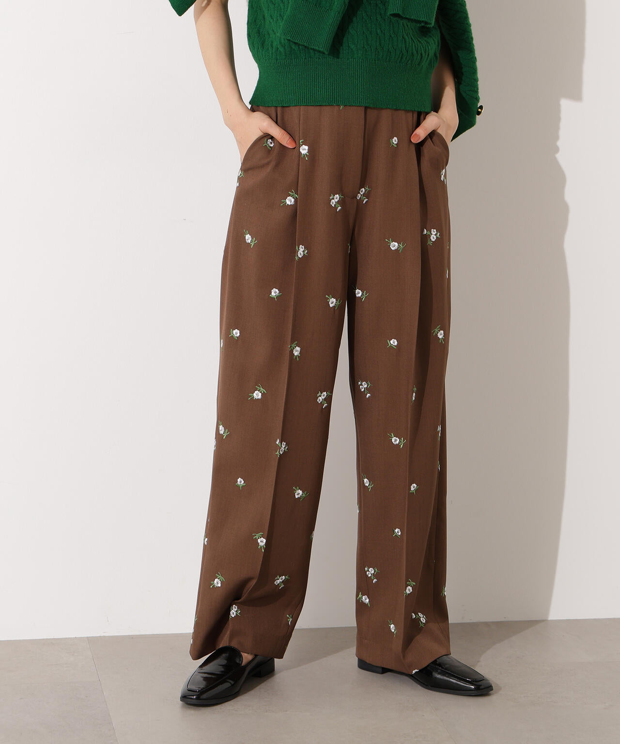 タグ付き未使用品　シャイニー エンブロイダリー フラワー スリムパンツ　36 タグ付き未使用品 シャイニー エンブロイダリー フラワー スリム