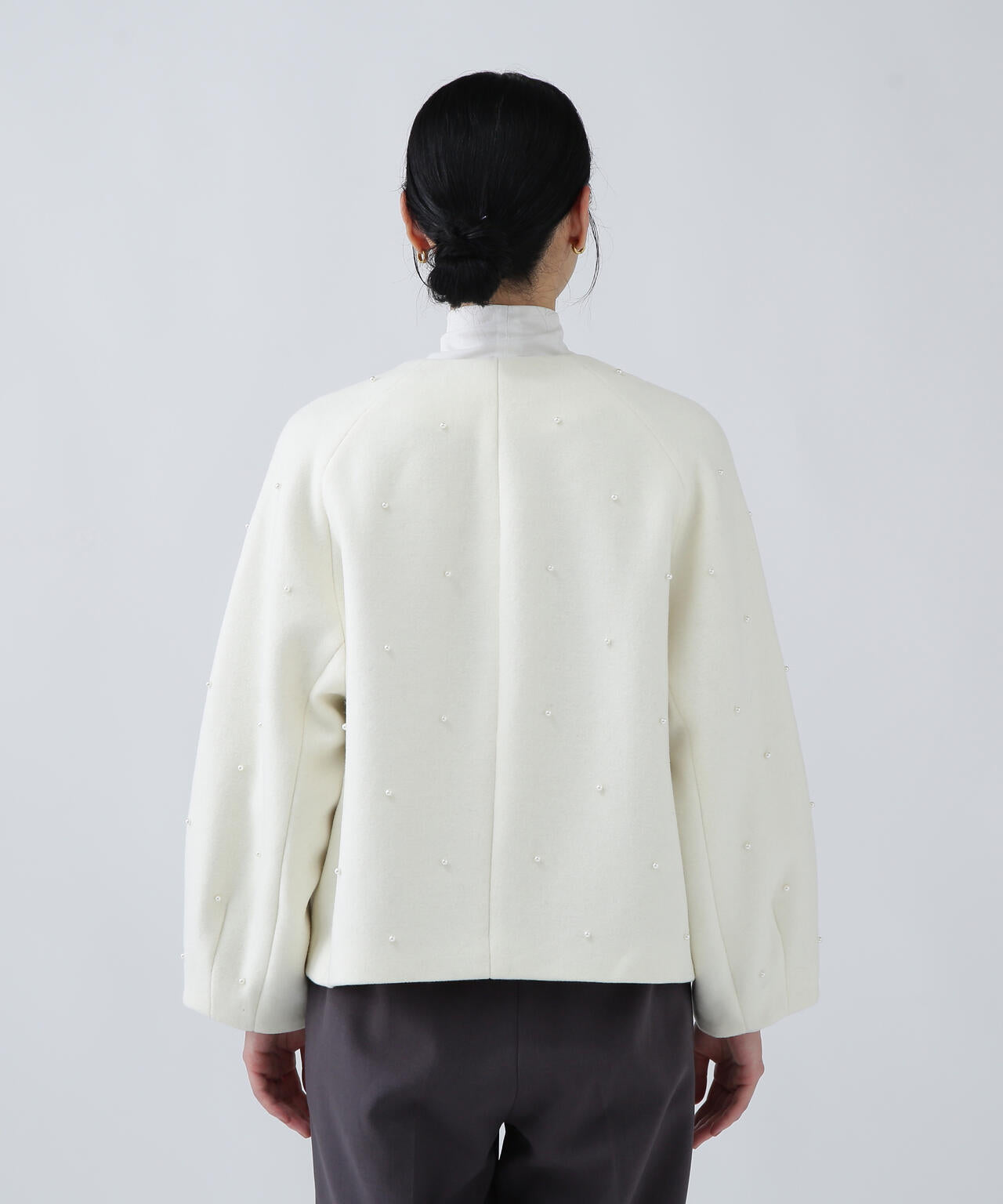 【好きを着て気分が高まる】羽織るジュエリー。パール付きショートコート