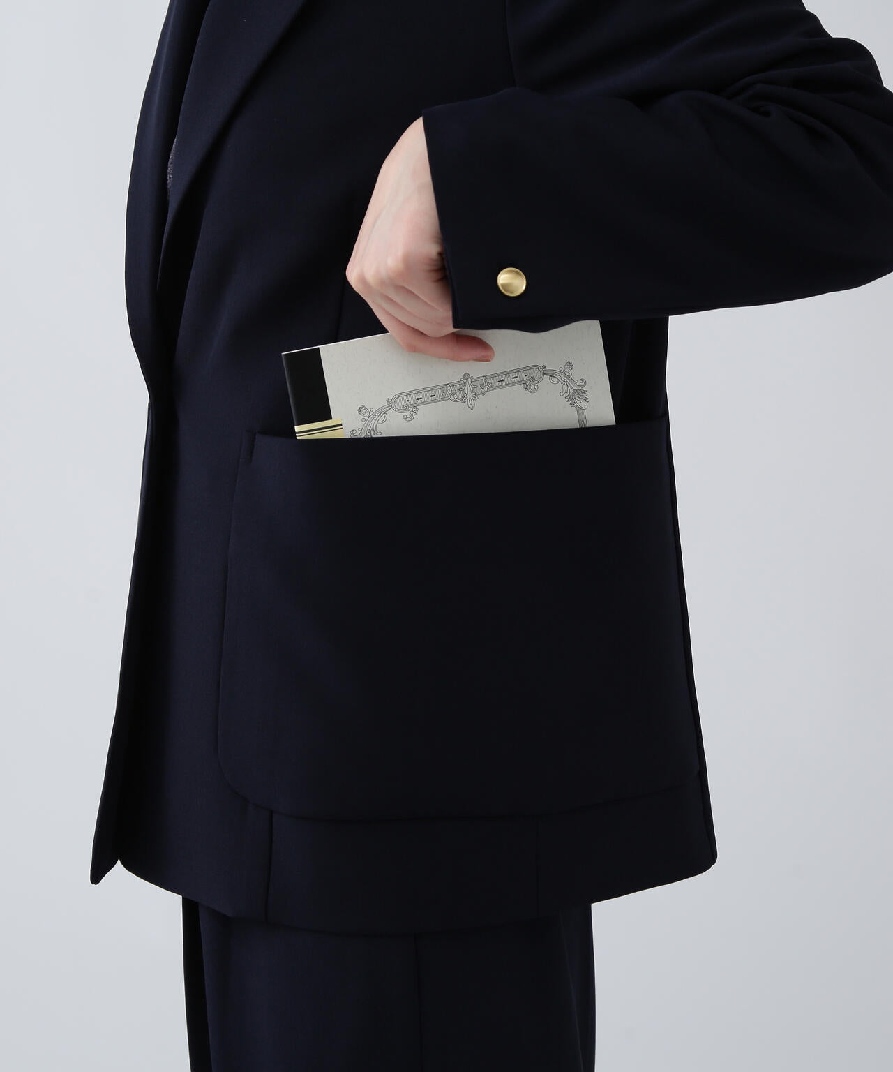 【365ユーティリティー】丸めて持ち運べる多機能忍ばせストレッチギャバテーラードジャケット