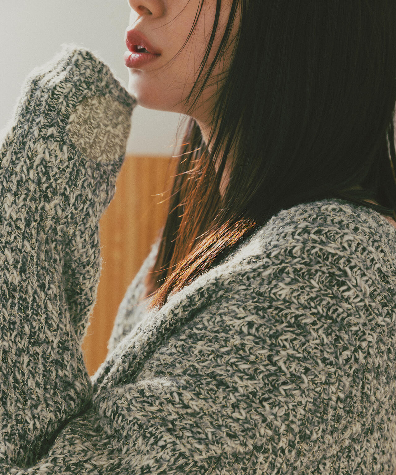 MARC LE BIHAN Vネック異素材フリルカラーニット カーキ フランス製 Elura（エルーラ） ニット セーター 「WEB限定｜第三弾ニット」華奢