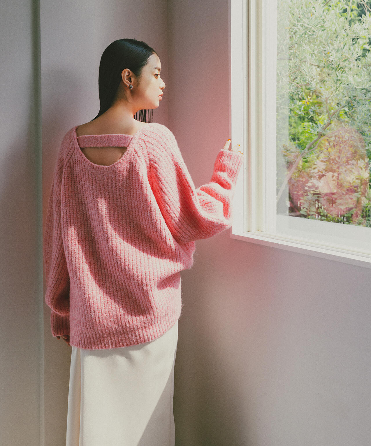 【岸本セシルさん着用】バックシャンボクシーニット