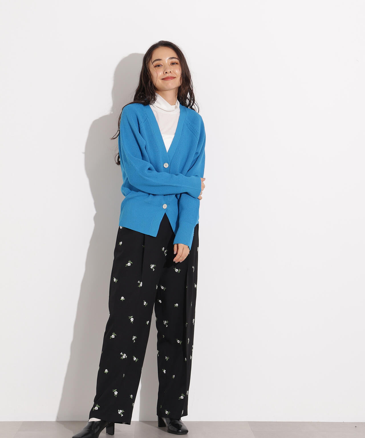 【岸本セシルさん着用】Vネックフォルムカーディガン