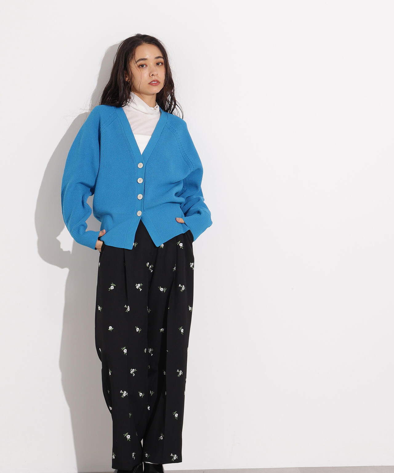 【岸本セシルさん着用】Vネックフォルムカーディガン