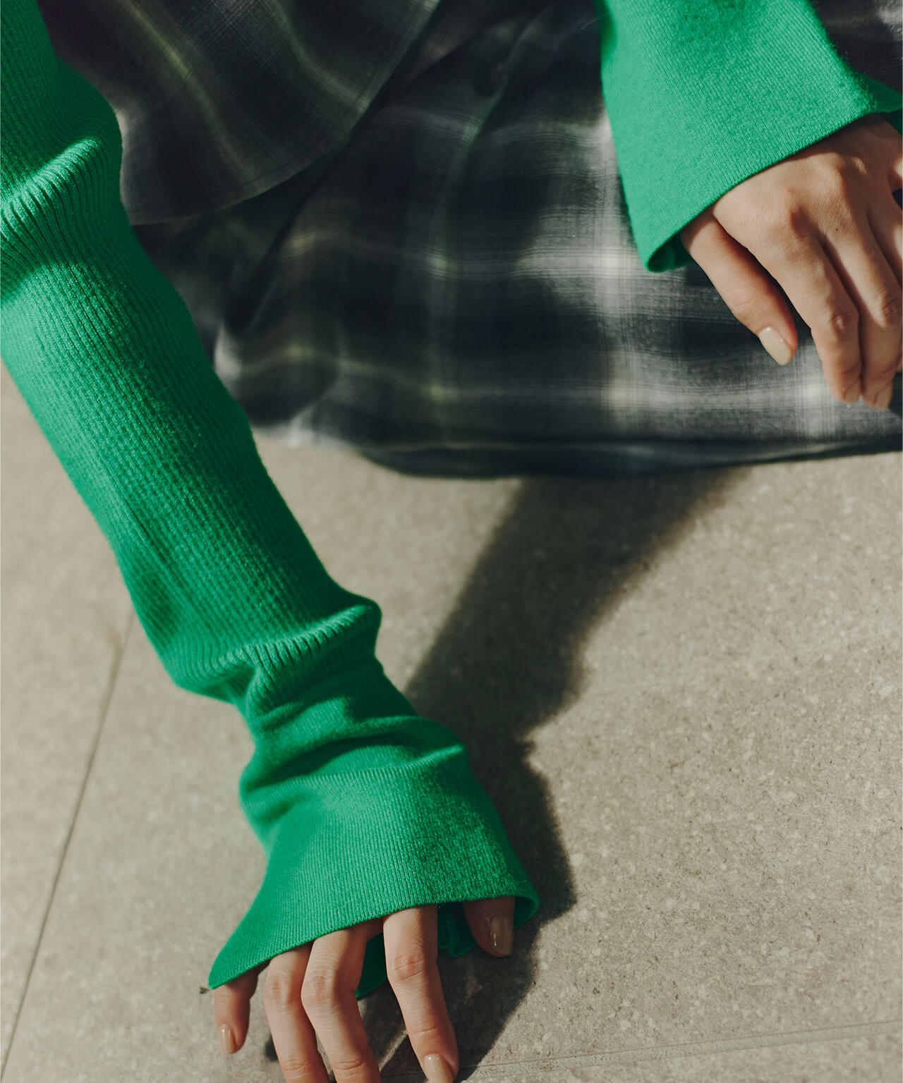 【岸本セシルさん着用】ポロ襟フレアカフスニット