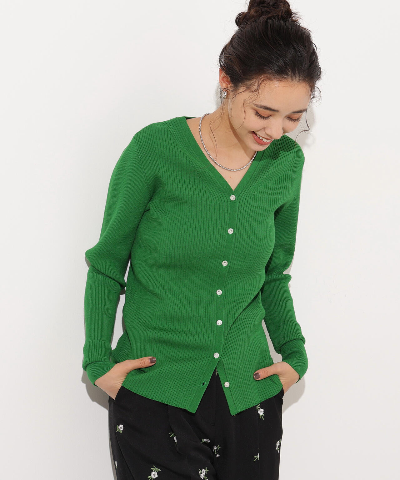 220○ miu miu オリーブグリーン Vネックカーディガン 220○ miu miu オリーブグリーン Vネックカーディガン 裾丸V