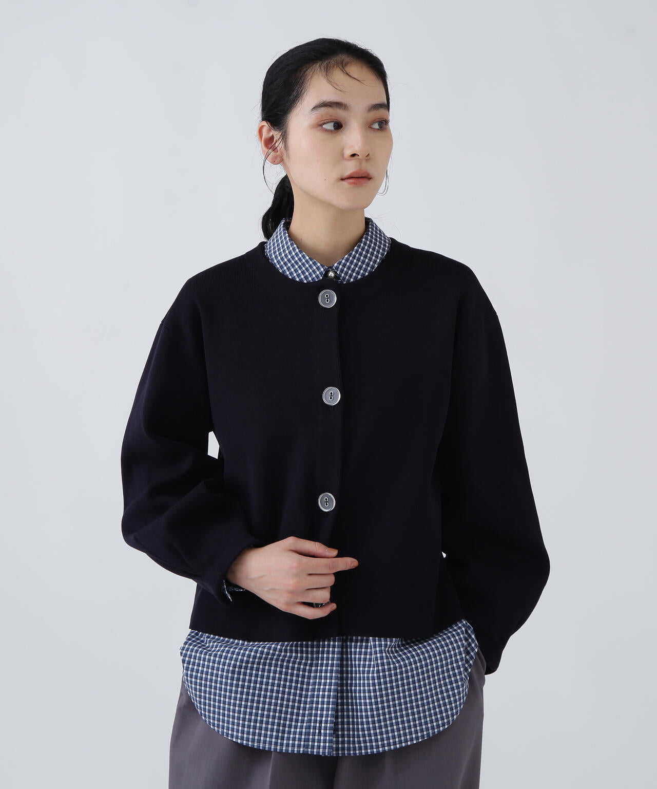 【ユーティリティー】毛玉になりにくいクリア釦ニットカーディガン