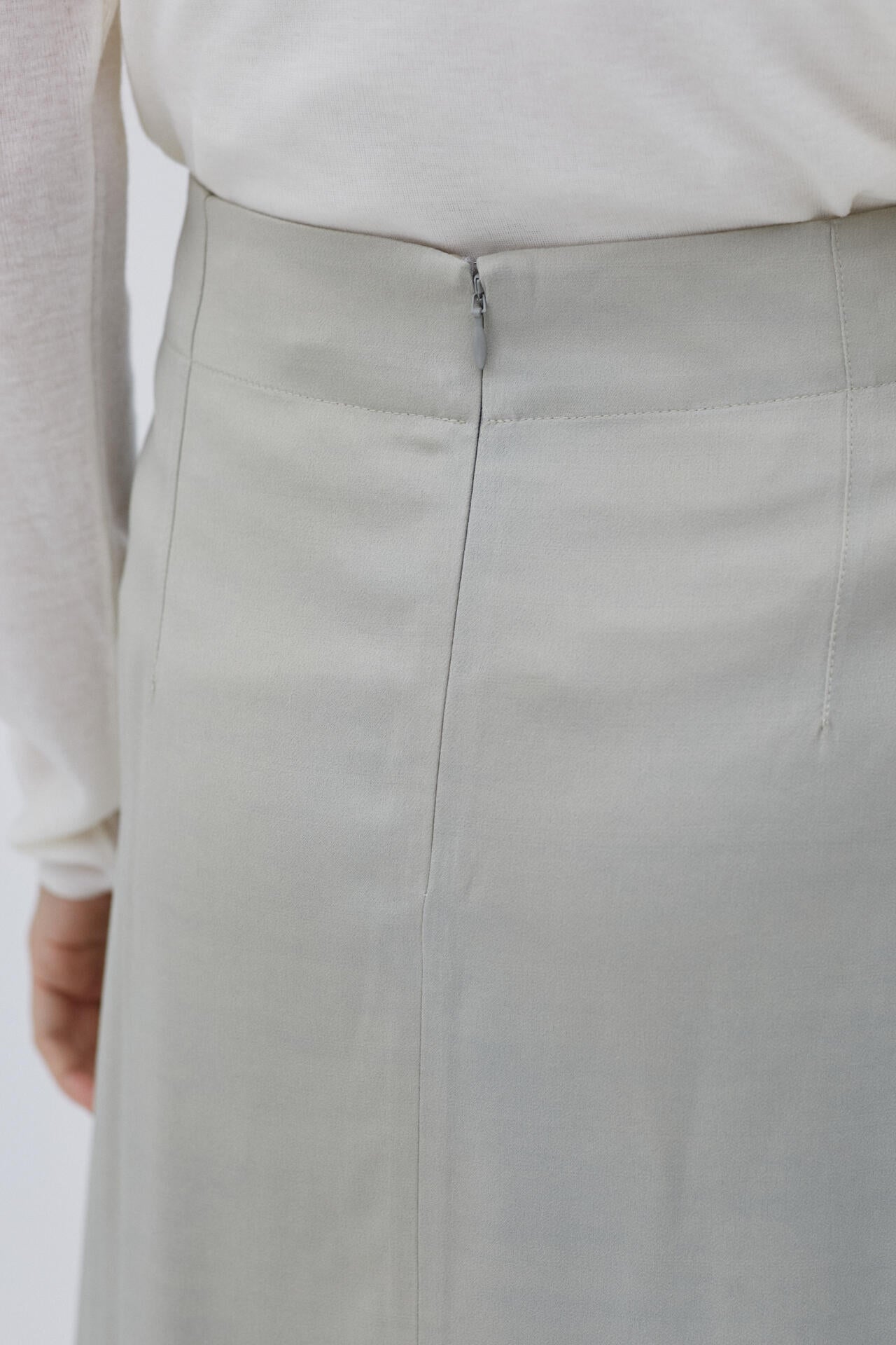 STUDIO NICHOLSON / CREPE BK VISC SATIN ASSYMETRIC SKIRT | THE