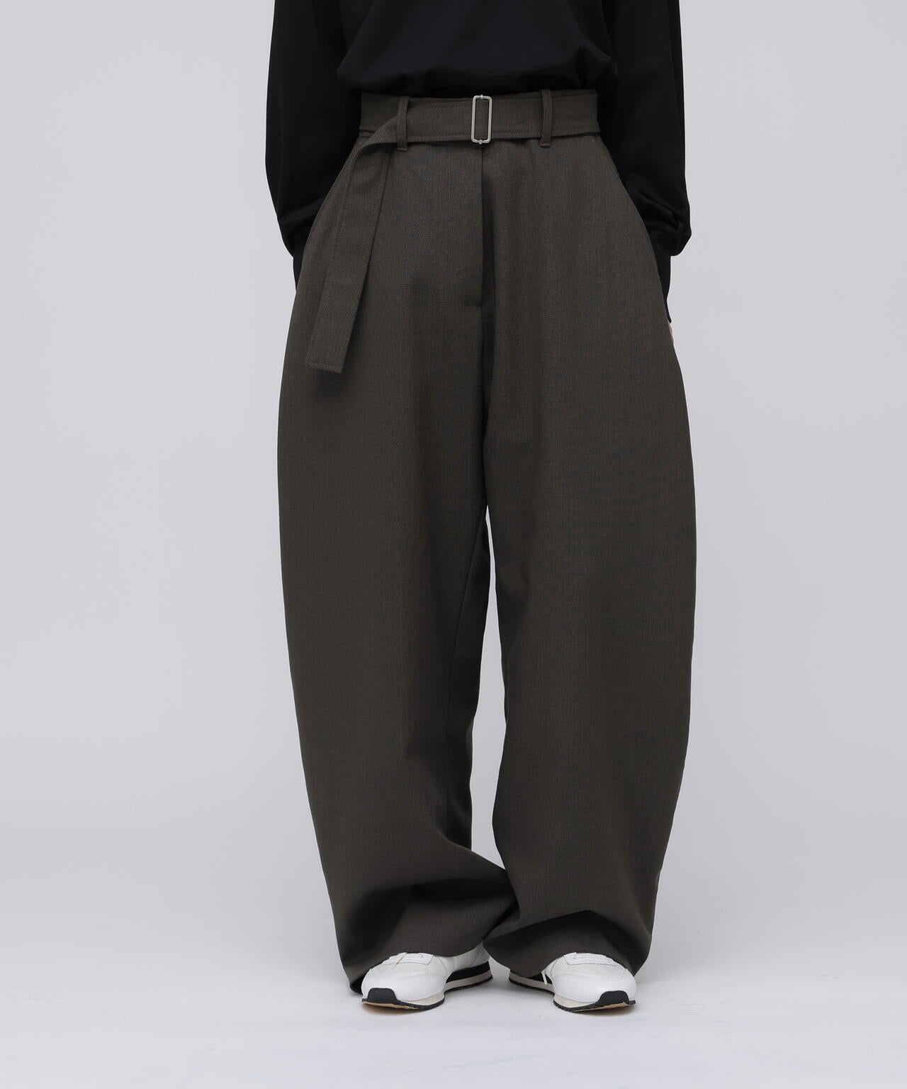 STUDIO NICHOLSON / GRAIN DE POUDRE BELTED ROUND LEG PANT