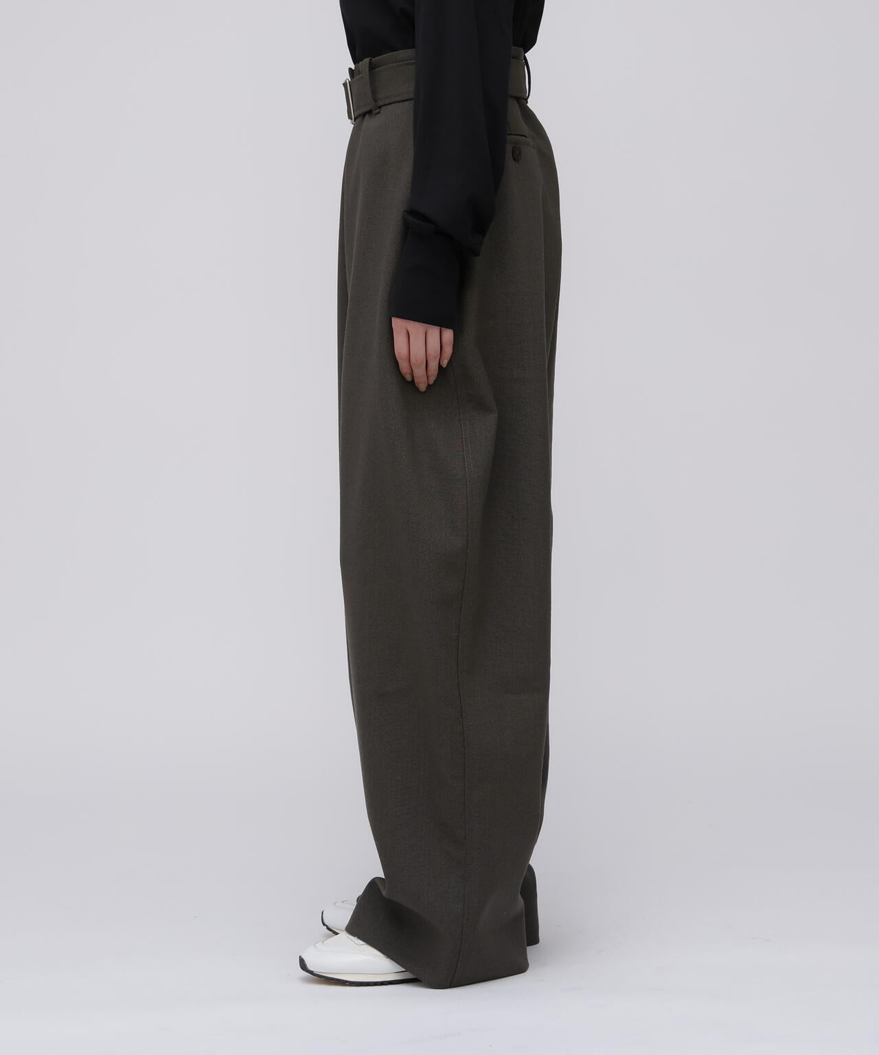 STUDIO NICHOLSON / GRAIN DE POUDRE BELTED ROUND LEG PANT