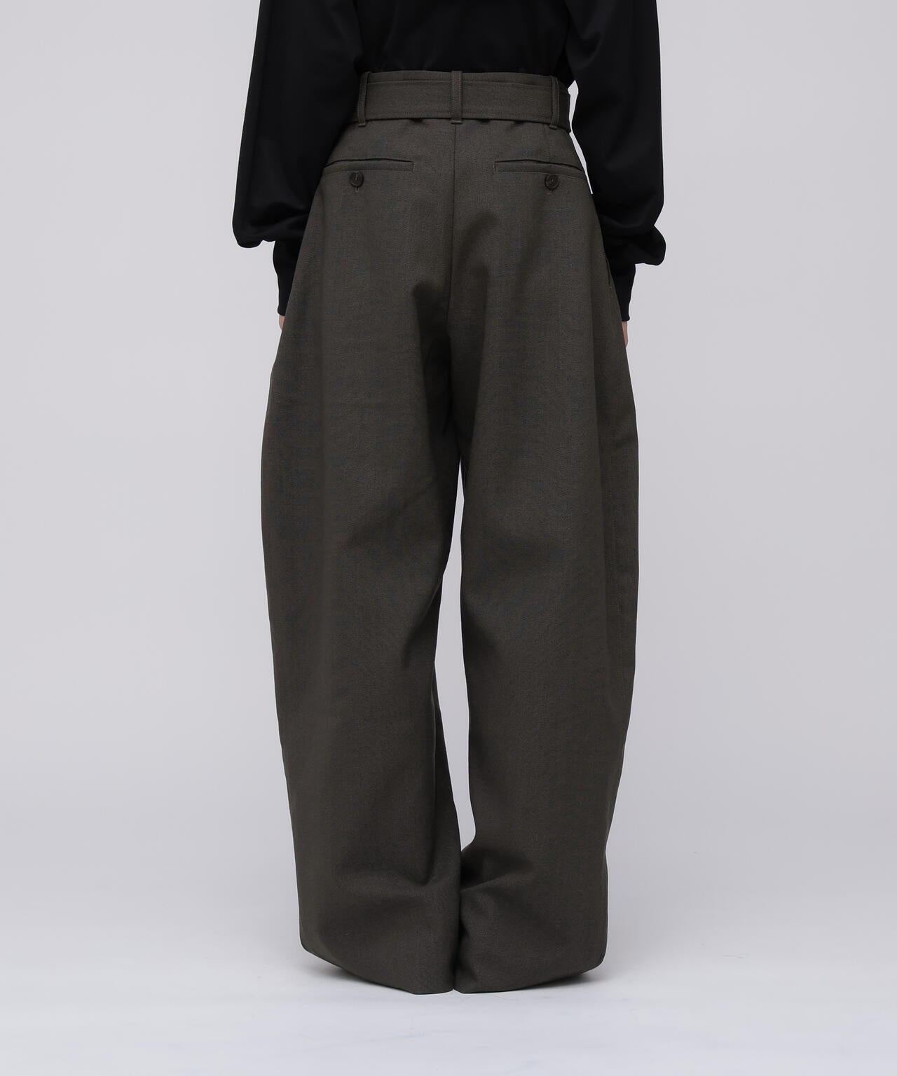 STUDIO NICHOLSON / GRAIN DE POUDRE BELTED ROUND LEG PANT