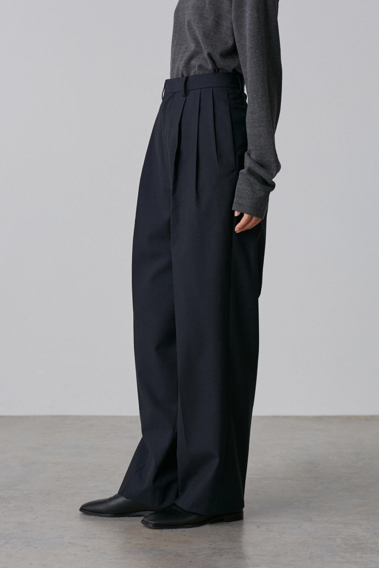 YLEVE / WOOL CHAMBRAY TROUSERS