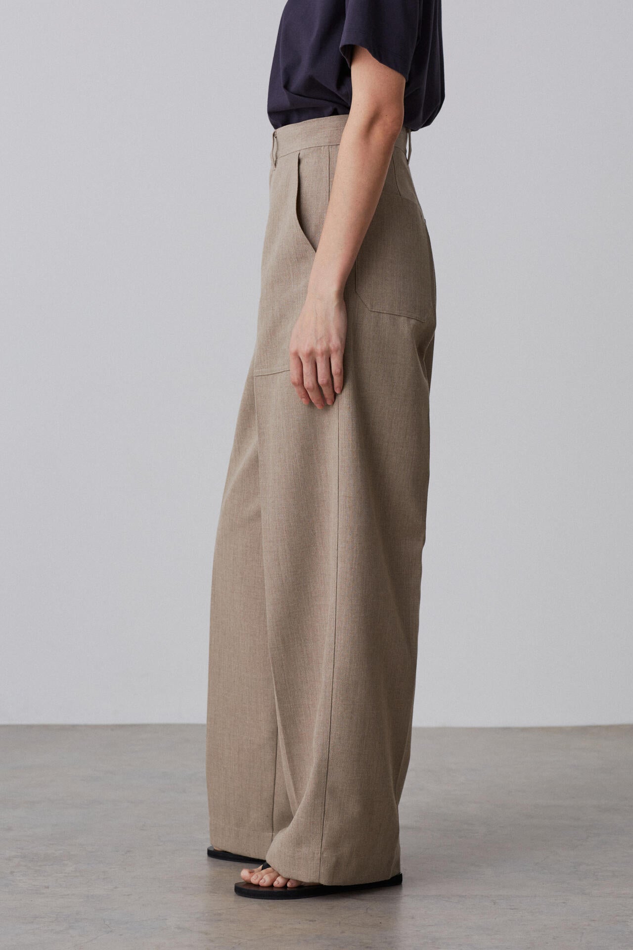 YLEVE / RECYCLE POLYESTER TROUSERS | YLÈVE（イレーヴ） ｜【公式