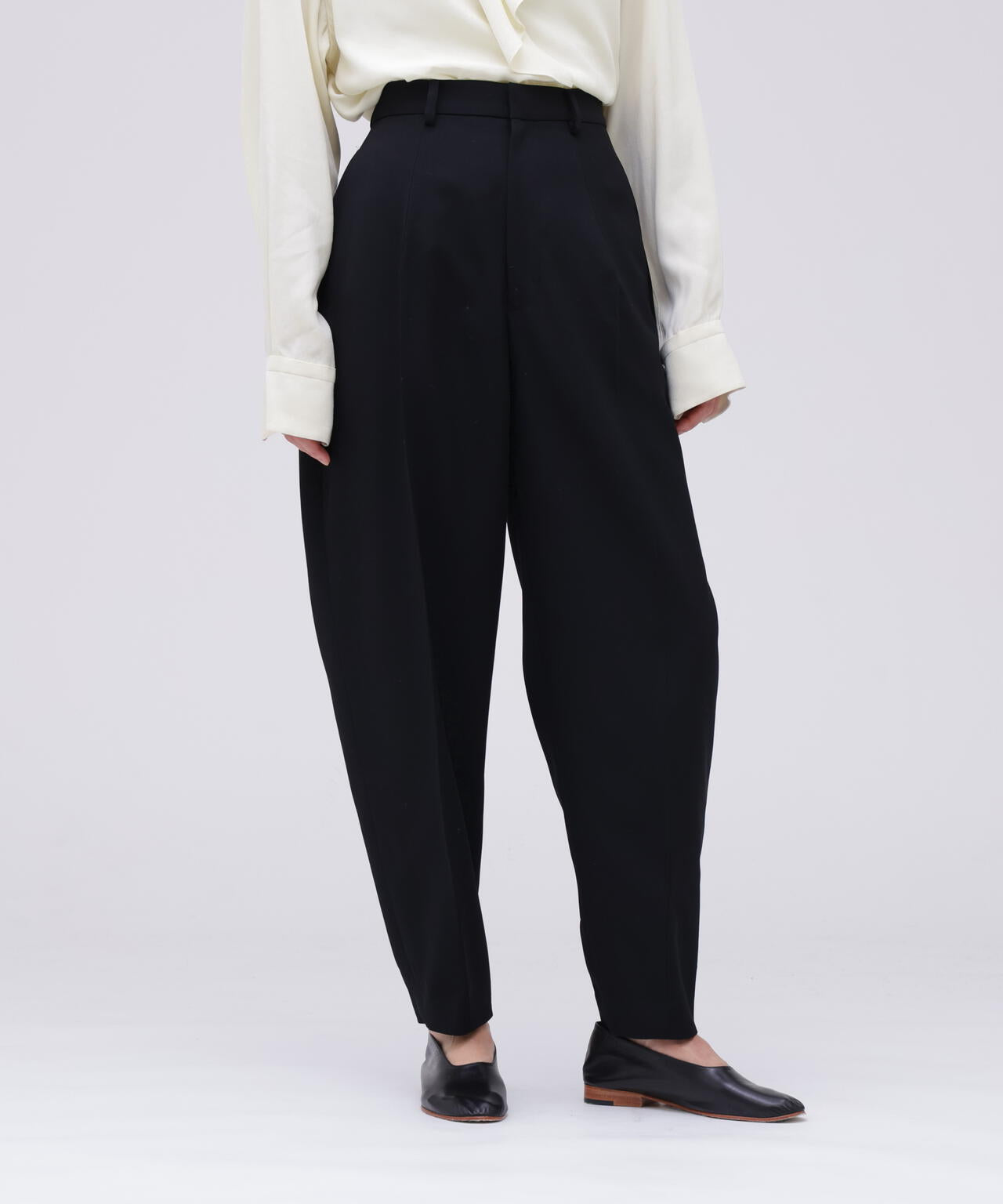 YLEVE / MERINO WOOL TWILL CURVED TROUSERS | YLÈVE（イレーヴ