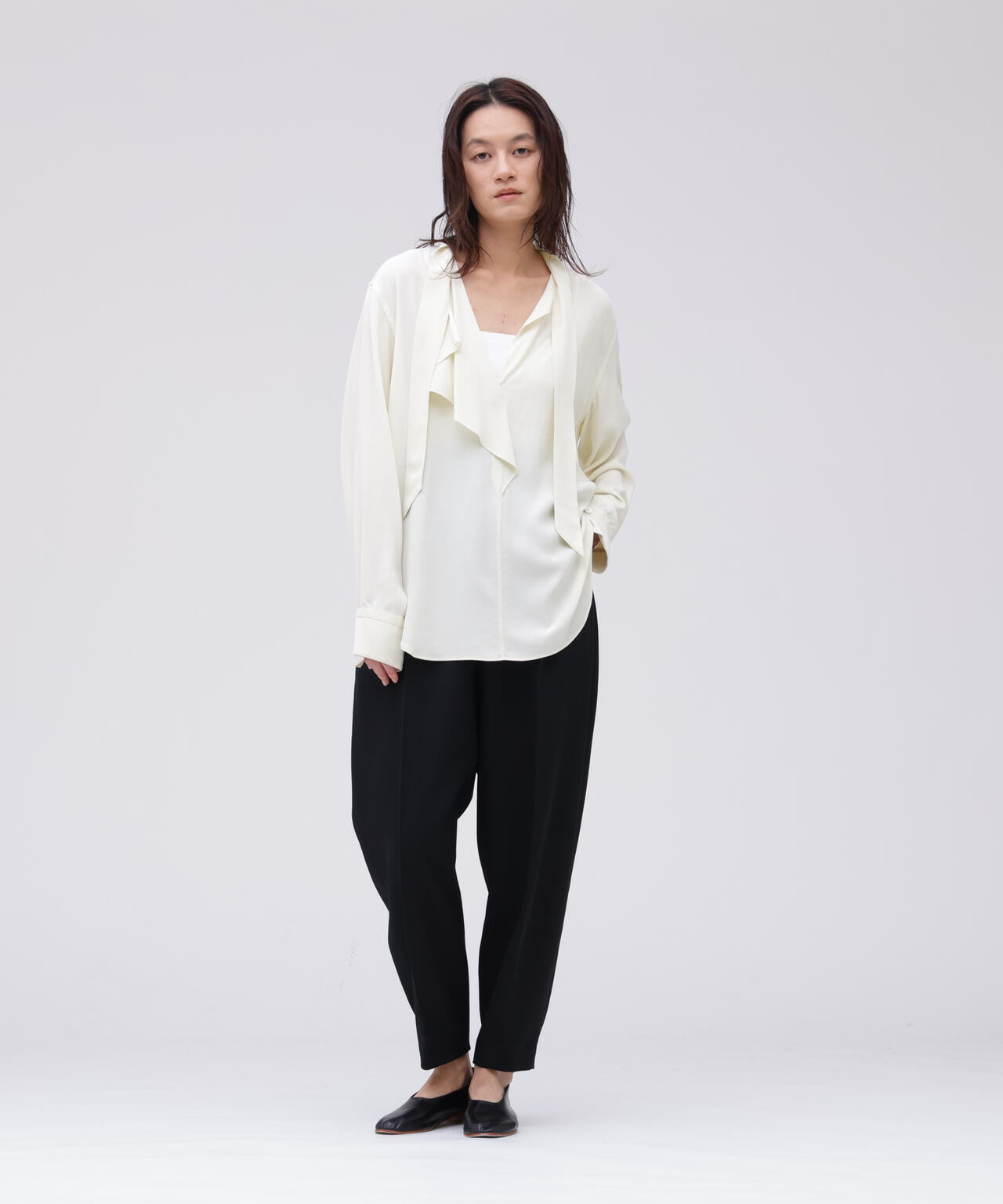 YLEVE / MERINO WOOL TWILL CURVED TROUSERS | YLÈVE（イレーヴ