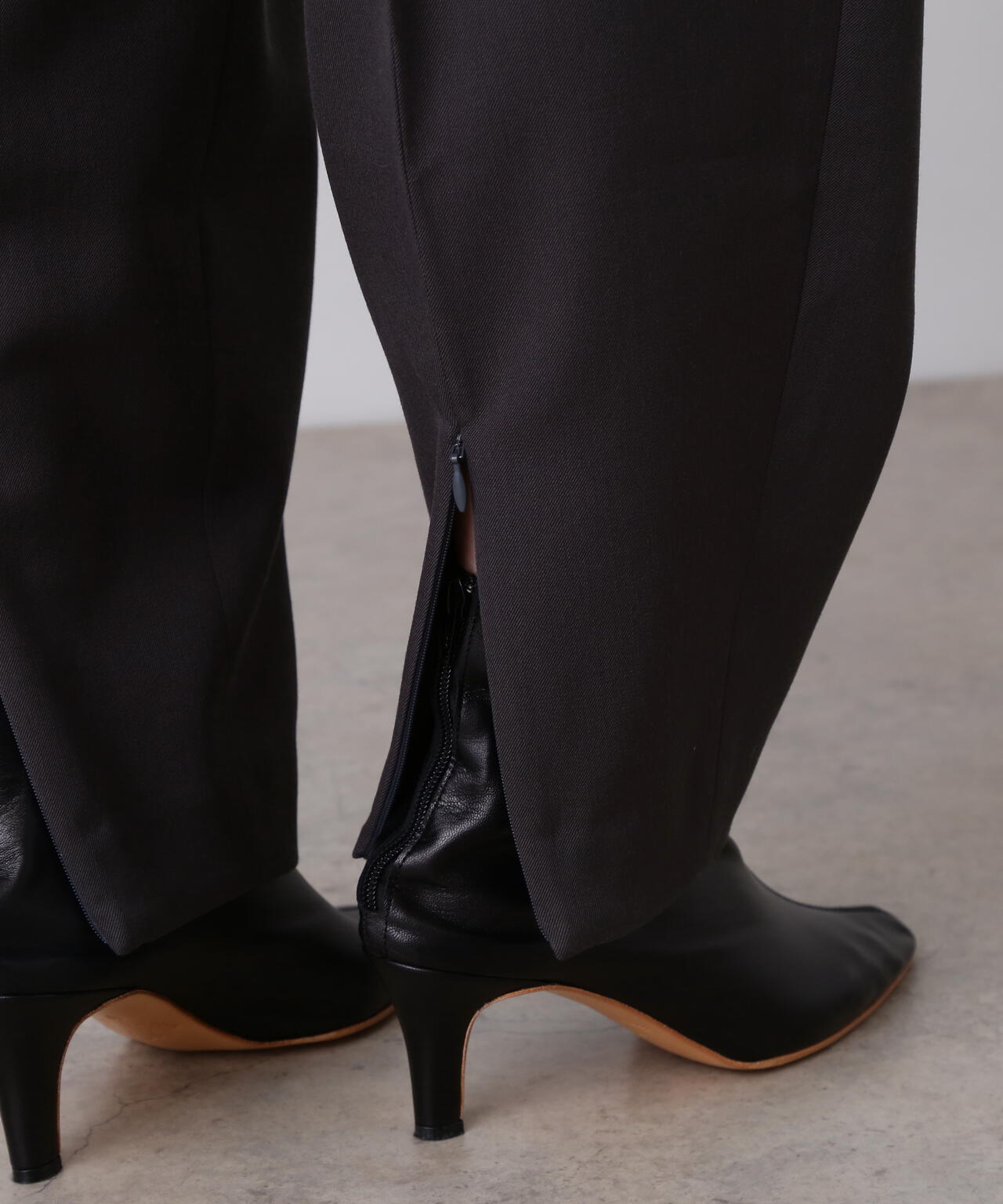 YLÈVE / MERINO WOOL TWILL CURVED TROUSERS