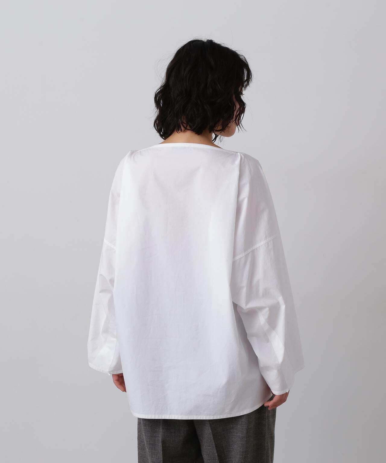 極美品 イレーヴ YLEVE ギャザープルオーバー Vネック コットン 白 YLEVE / FINX COTTON WEATHER PULL OVER SHIRT | YLÈVE（イレーヴ