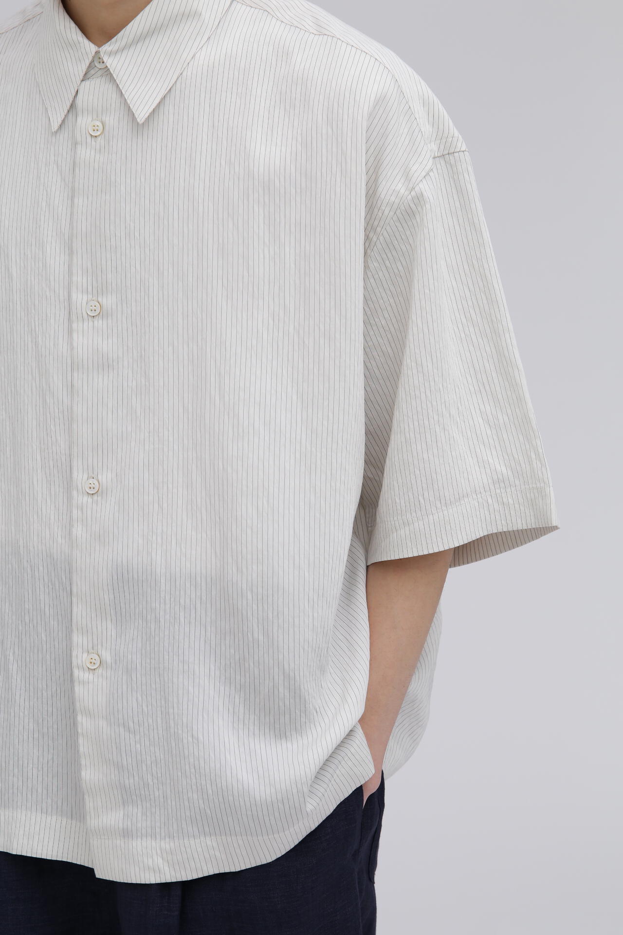 ［別注］STUDIO NICHOLSON / CRINKLE FINE STRIPE SHORT SLEEVE BOXY SHIRT