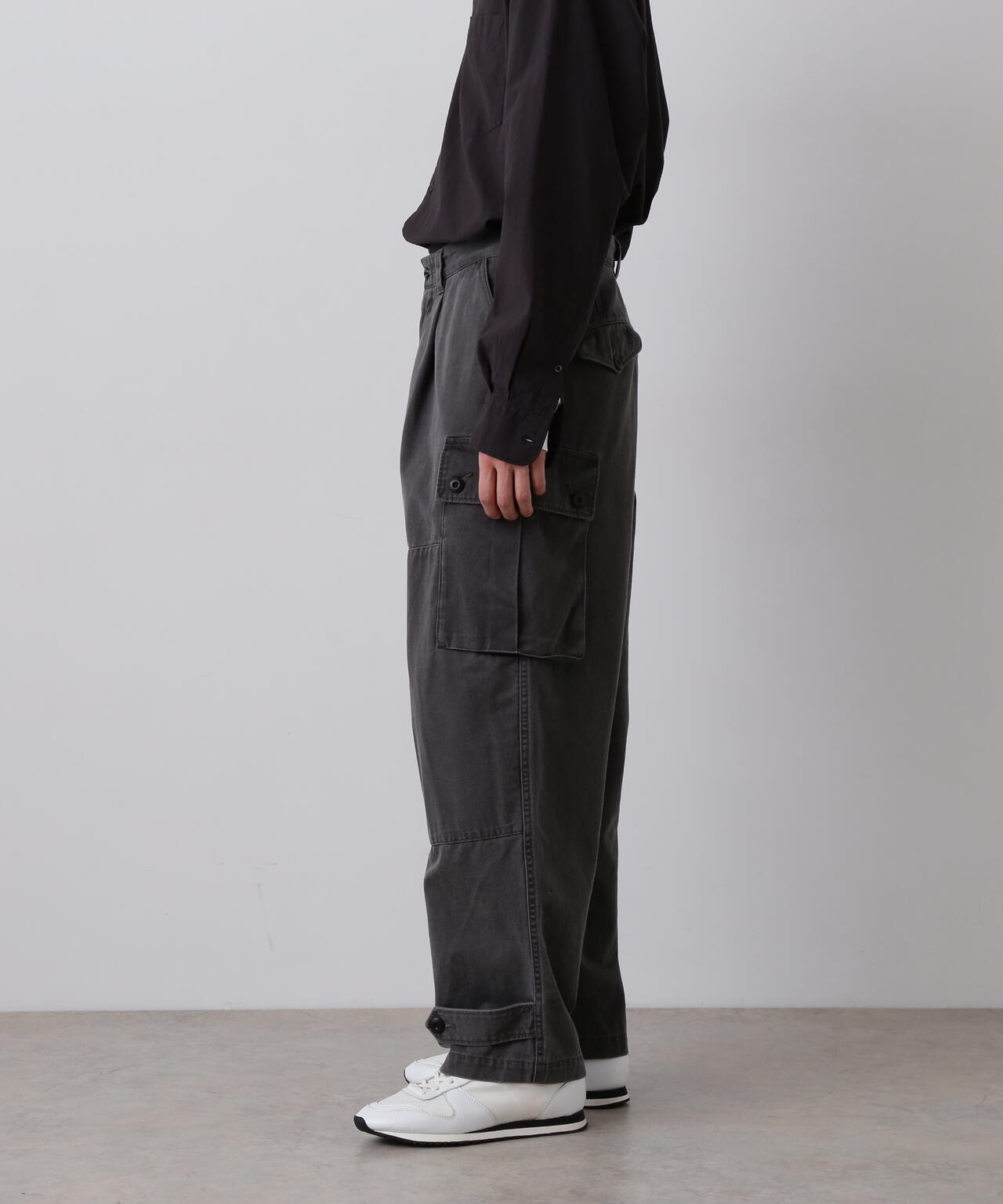 YLÈVE / COTTON TWILL PIGMENT OVERDYE TROUSERS | YLÈVE（イレーヴ