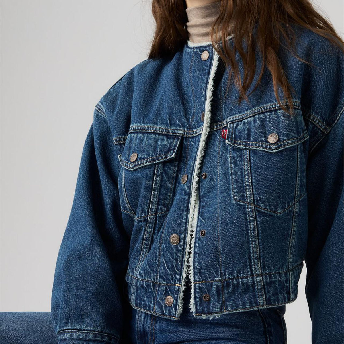 COLLARLESS CROP SHERPA TRUCKER