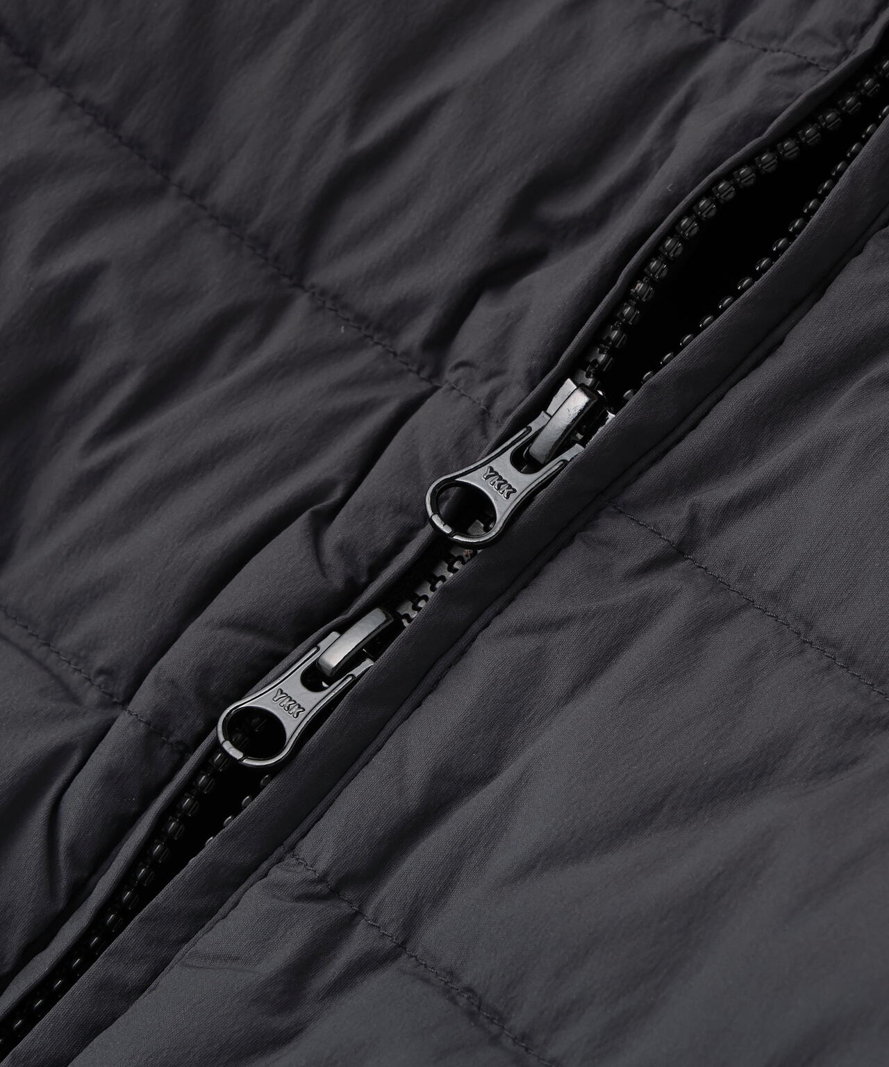 【直営店舗&公式オンライン限定】薄中綿ジップアップブルゾン