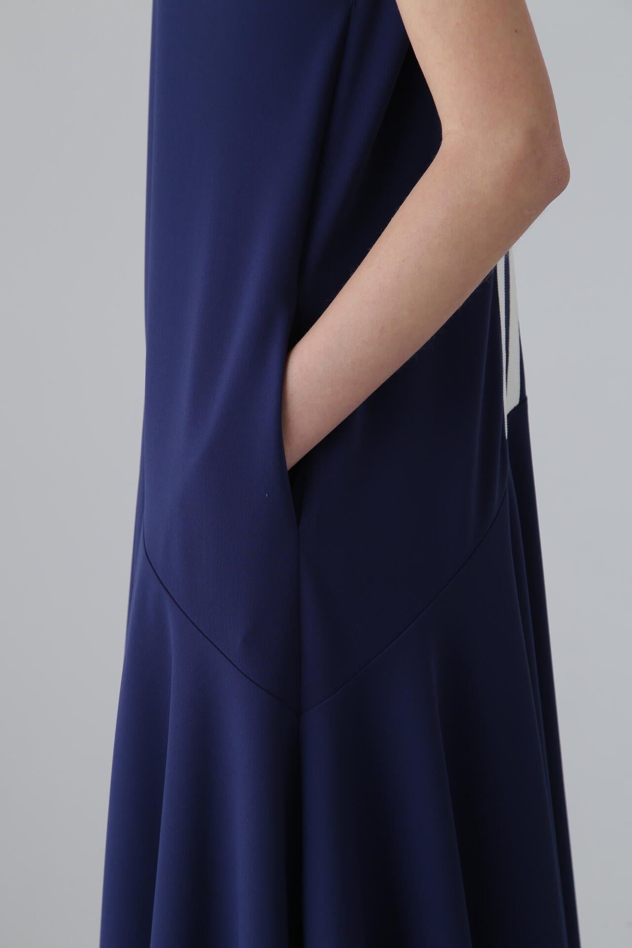 【最終値下げ】ADORE ベルト付きブルーロングワンピース 最終値下げ】ADORE ベルト付きブルーロングワンピース 最終