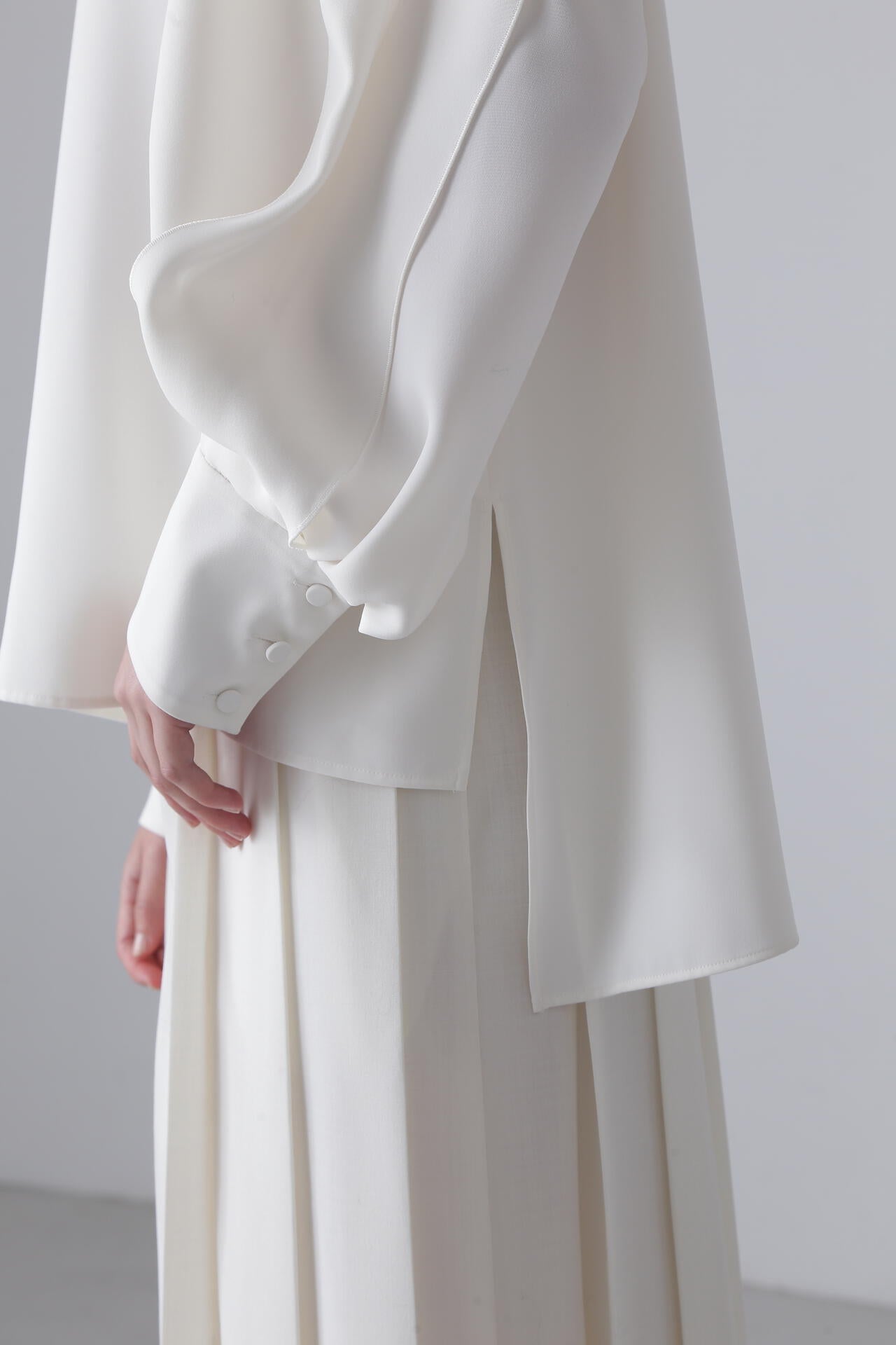 ★連休出品【新品未使用】2025 ADORE アドーア コンパクトサテンブラウス コンパクトサテンブラウス | ADORE（アドーア） ｜【公式】通販mix