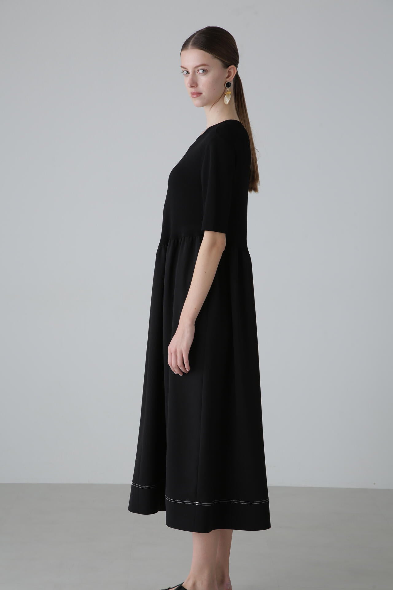 【美品】23SS ADORE 洗える ファインスムースワンピース 38 23SS✨ADORE アドーア ドライタッチWクロスワンピース 38サイズ