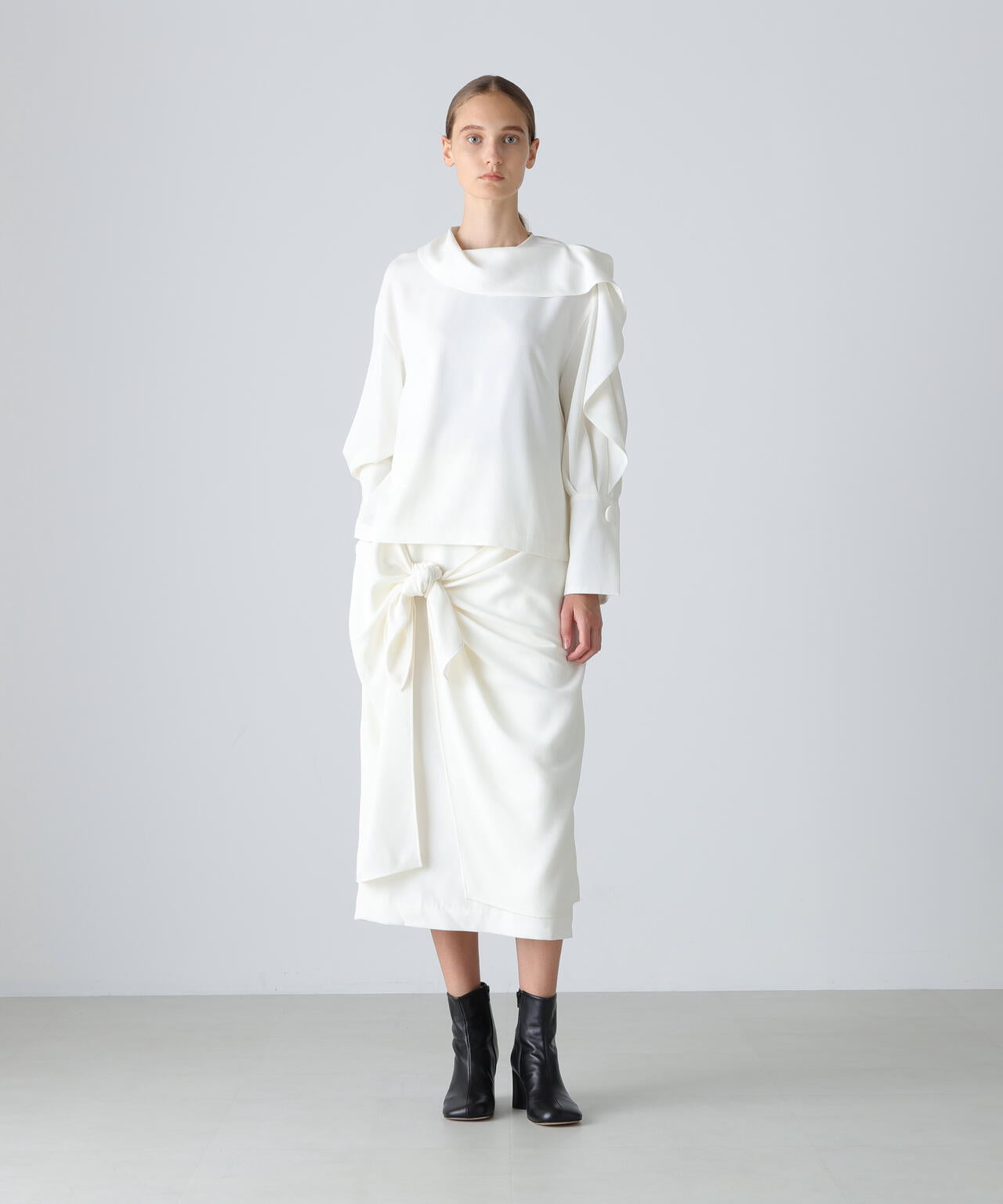 バックサテンジョーゼットブラウス | ADORE（アドーア） ｜【公式